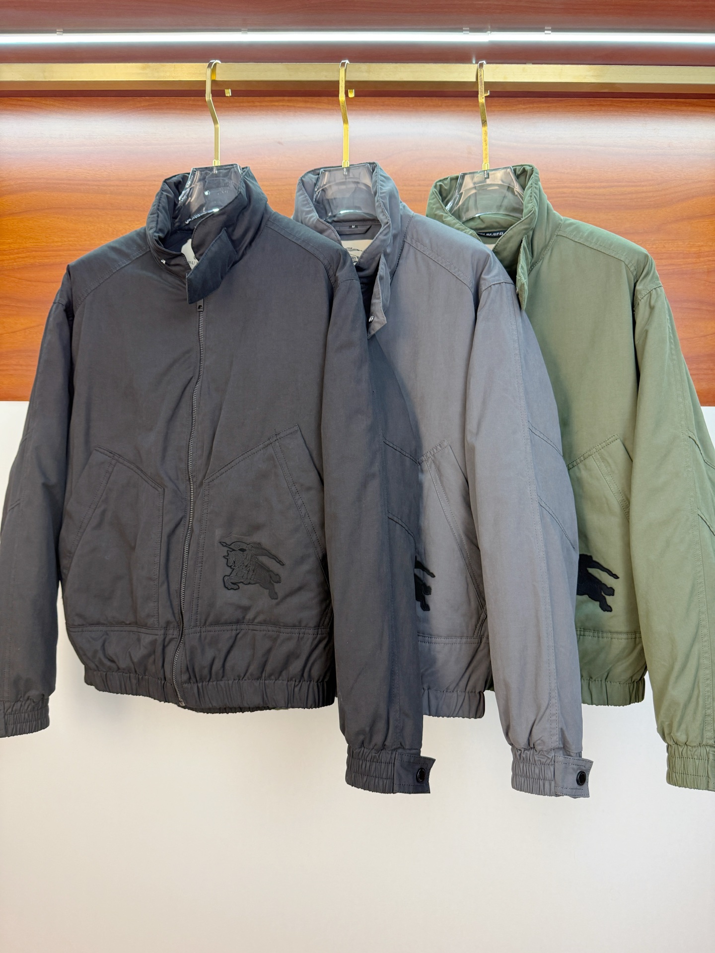 P巴宝莉棉服25ss早秋【新品】秋冬专柜新款休闲棉服外套！超前卫设计风格 细腻舒适 穿着非常轻便不易起皱