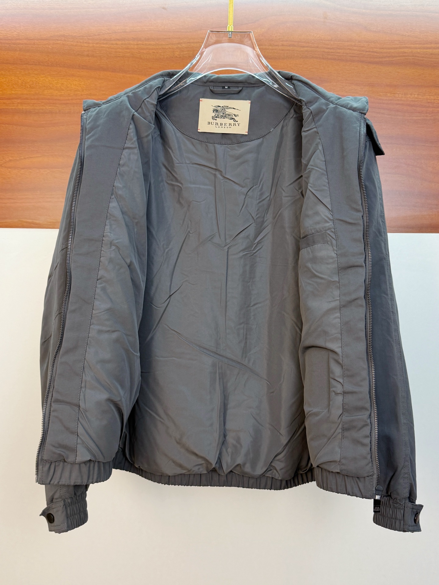 P巴宝莉棉服25ss早秋【新品】秋冬专柜新款休闲棉服外套！超前卫设计风格 细腻舒适 穿着非常轻便不易起皱