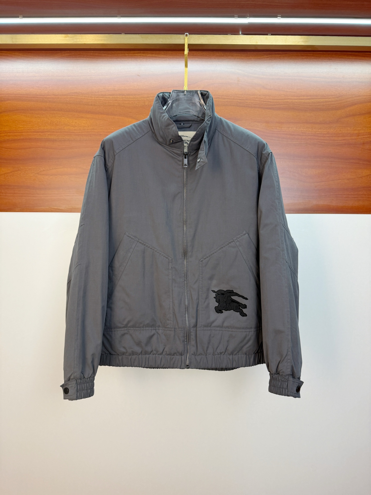 P巴宝莉棉服25ss早秋【新品】秋冬专柜新款休闲棉服外套！超前卫设计风格 细腻舒适 穿着非常轻便不易起皱