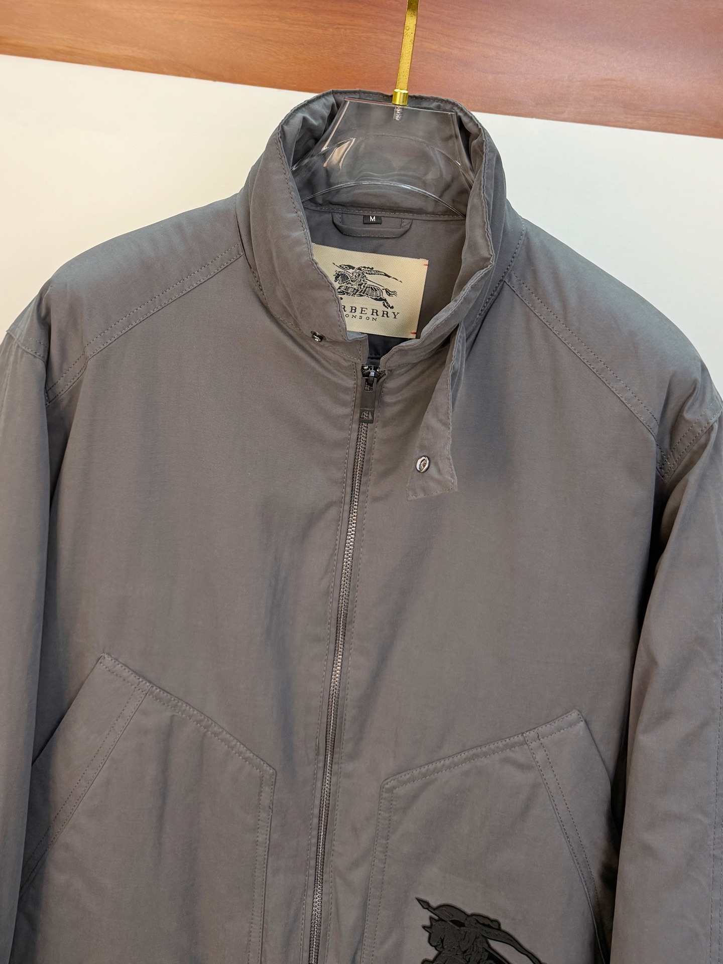 P巴宝莉棉服25ss早秋【新品】秋冬专柜新款休闲棉服外套！超前卫设计风格 细腻舒适 穿着非常轻便不易起皱