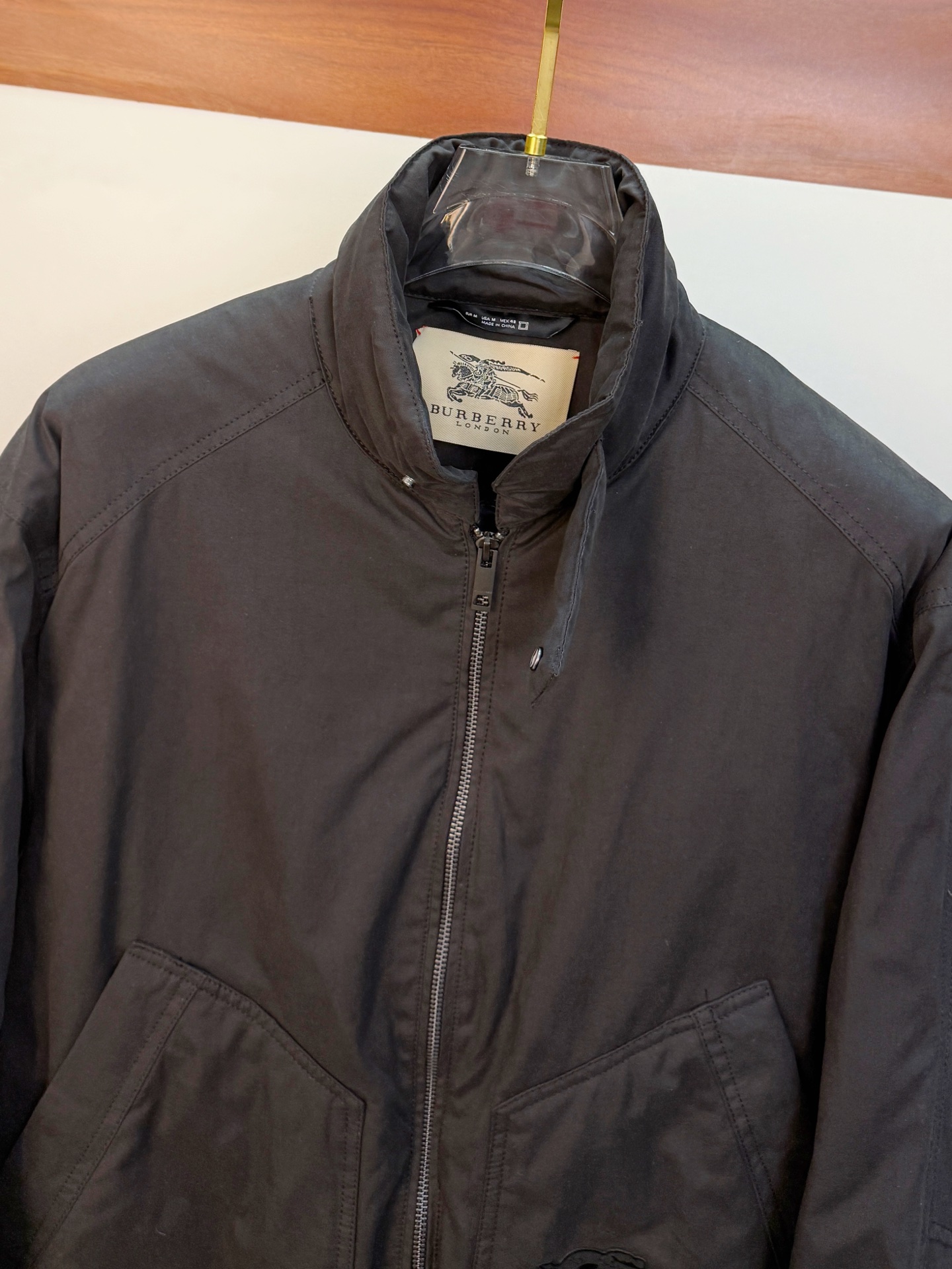 P巴宝莉棉服25ss早秋【新品】秋冬专柜新款休闲棉服外套！超前卫设计风格 细腻舒适 穿着非常轻便不易起皱