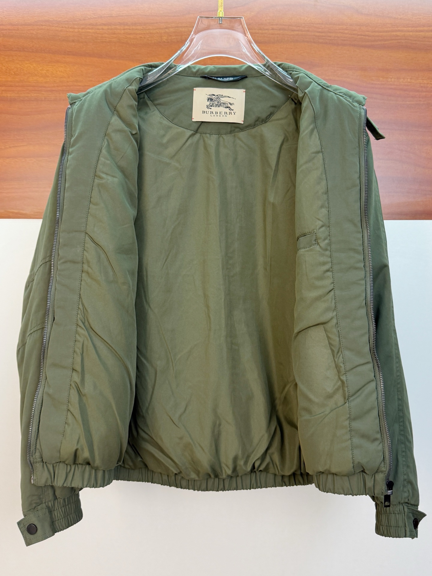 P巴宝莉棉服25ss早秋【新品】秋冬专柜新款休闲棉服外套！超前卫设计风格 细腻舒适 穿着非常轻便不易起皱