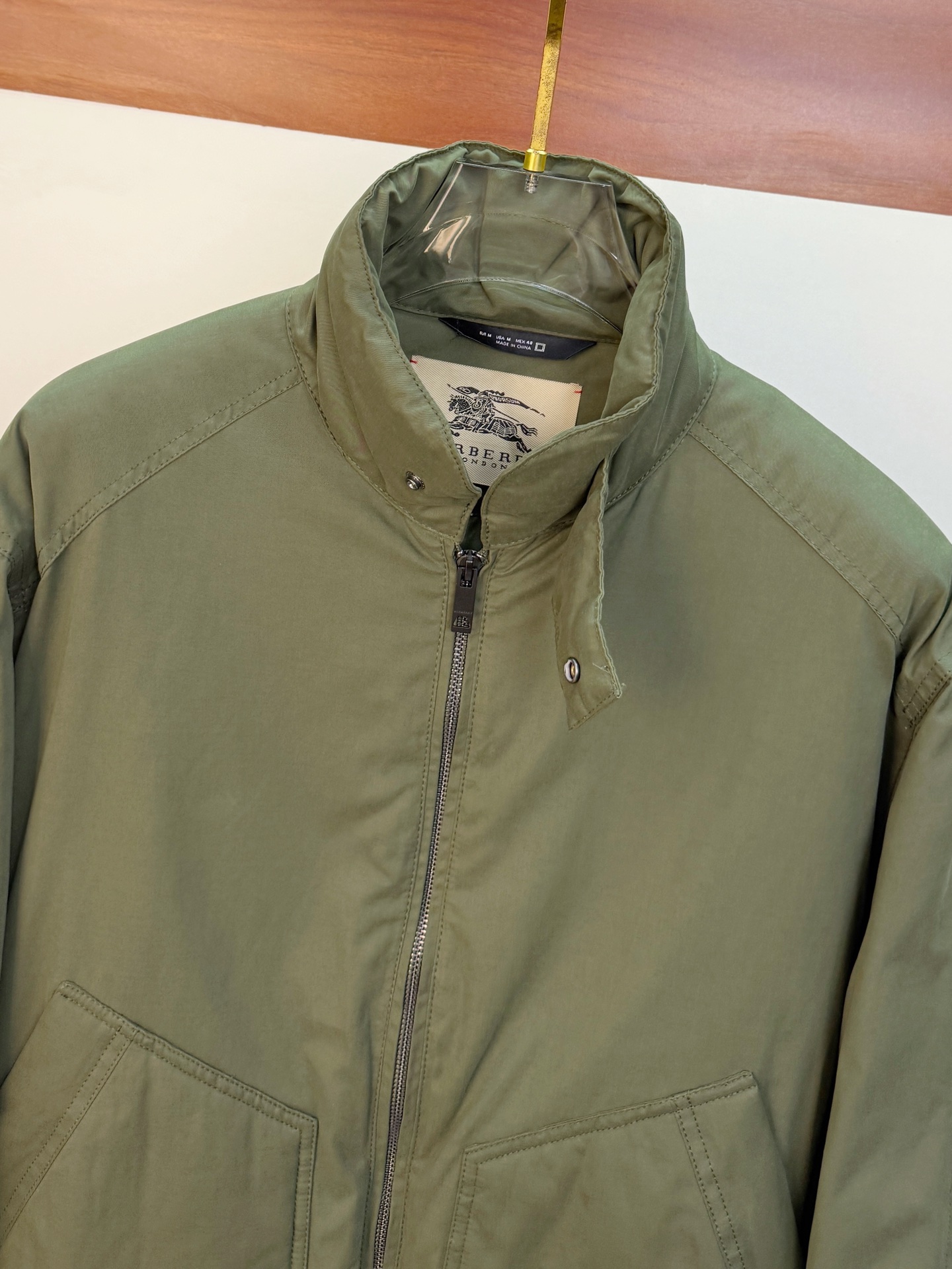 P巴宝莉棉服25ss早秋【新品】秋冬专柜新款休闲棉服外套！超前卫设计风格 细腻舒适 穿着非常轻便不易起皱