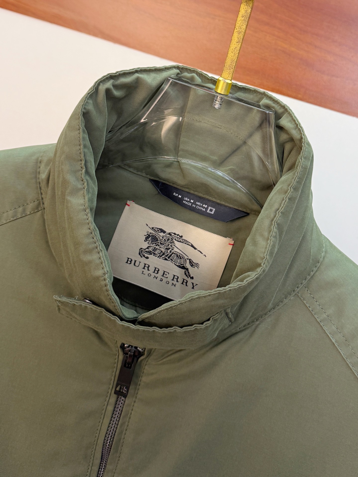 P巴宝莉棉服25ss早秋【新品】秋冬专柜新款休闲棉服外套！超前卫设计风格 细腻舒适 穿着非常轻便不易起皱