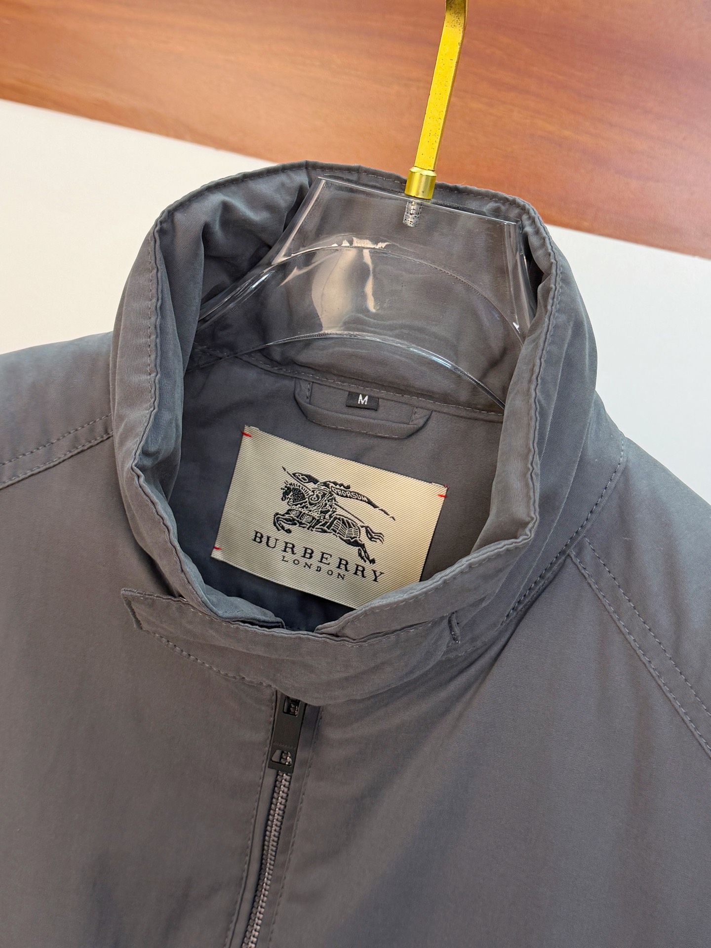 P巴宝莉棉服25ss早秋【新品】秋冬专柜新款休闲棉服外套！超前卫设计风格 细腻舒适 穿着非常轻便不易起皱