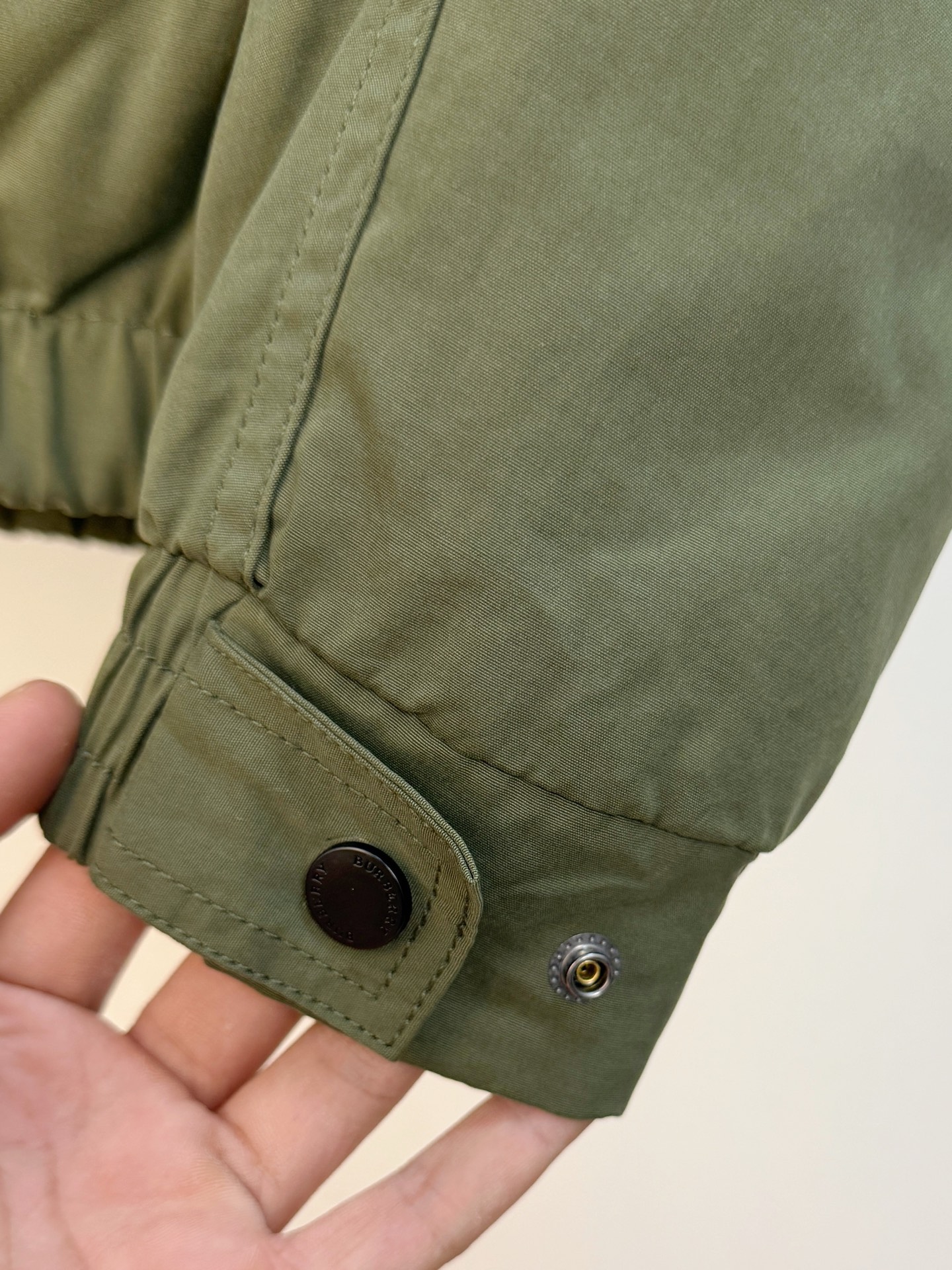 P巴宝莉棉服25ss早秋【新品】秋冬专柜新款休闲棉服外套！超前卫设计风格 细腻舒适 穿着非常轻便不易起皱