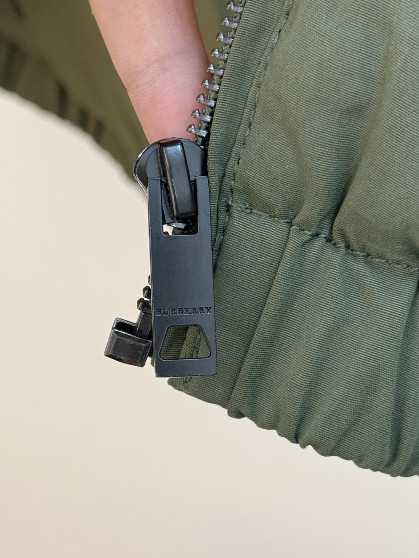 P巴宝莉棉服25ss早秋【新品】秋冬专柜新款休闲棉服外套！超前卫设计风格 细腻舒适 穿着非常轻便不易起皱