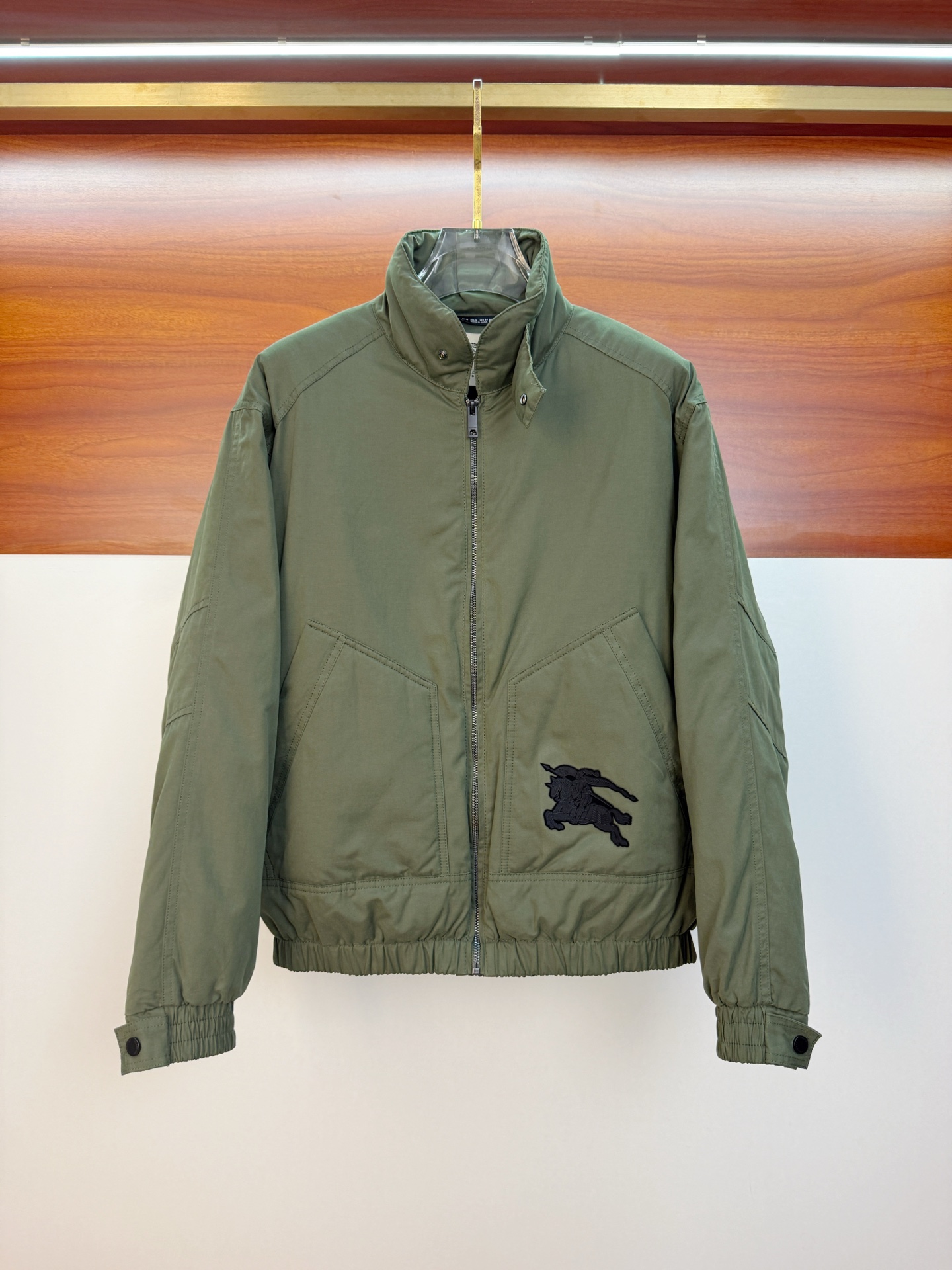 P巴宝莉棉服25ss早秋【新品】秋冬专柜新款休闲棉服外套！超前卫设计风格 细腻舒适 穿着非常轻便不易起皱