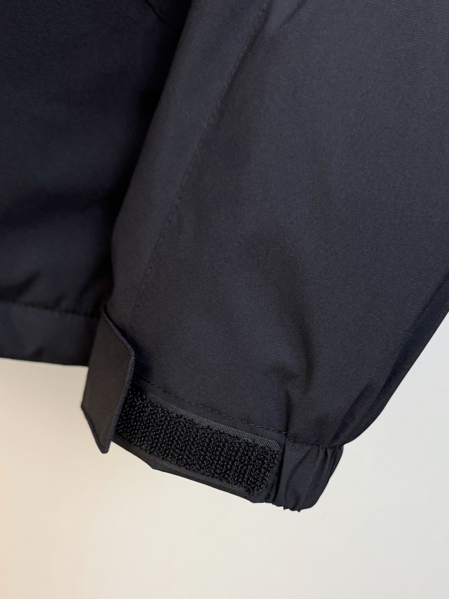 P始祖鸟棉服25ss早秋【新品】秋冬专柜新款休闲棉服外套！超前卫设计风格 细腻舒适 穿着非常轻便不易起皱