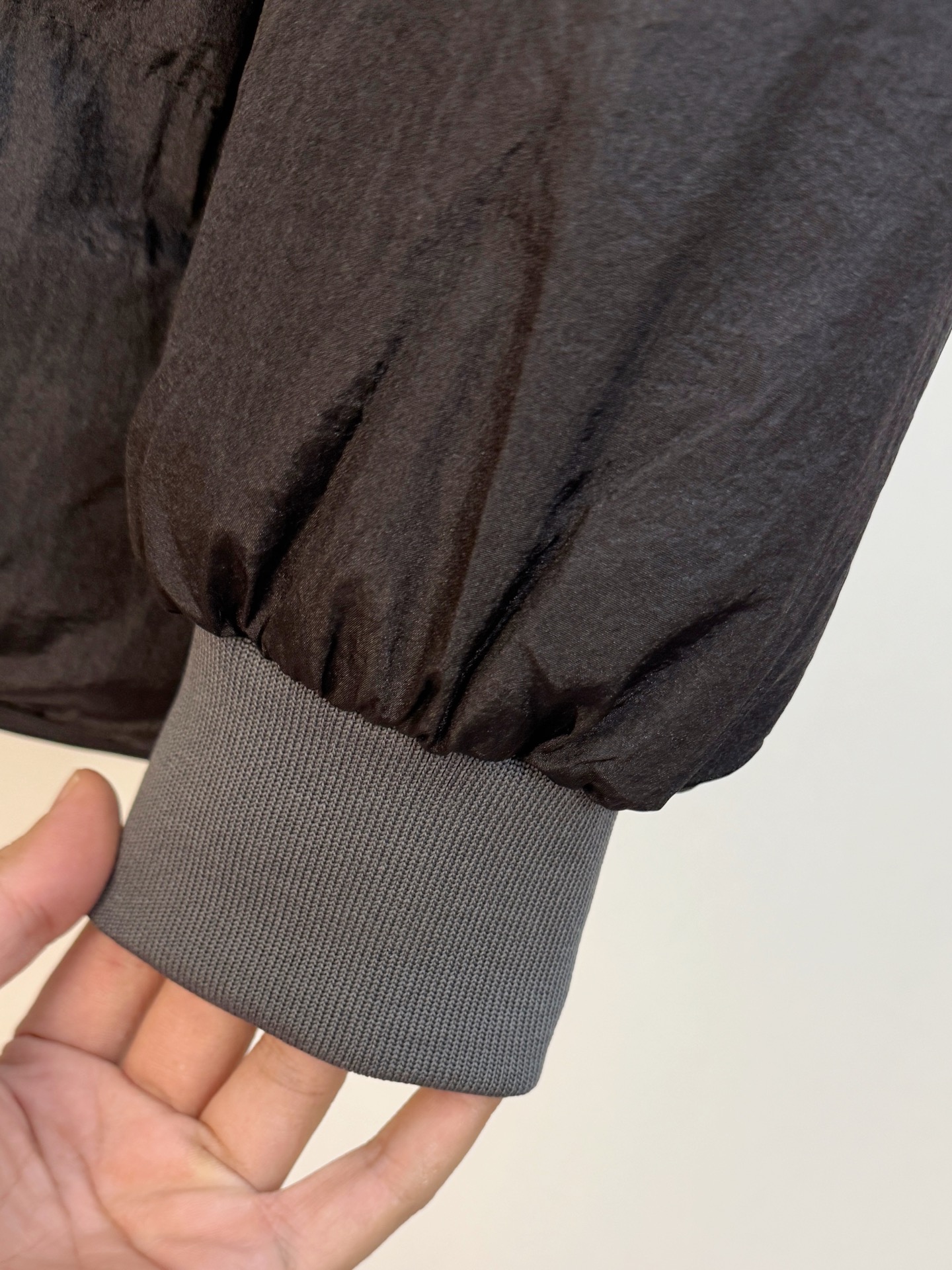 P石头棉服25ss早秋【新品】秋冬专柜新款休闲棉服外套！超前卫设计风格 细腻舒适 穿着非常轻便不易起皱。