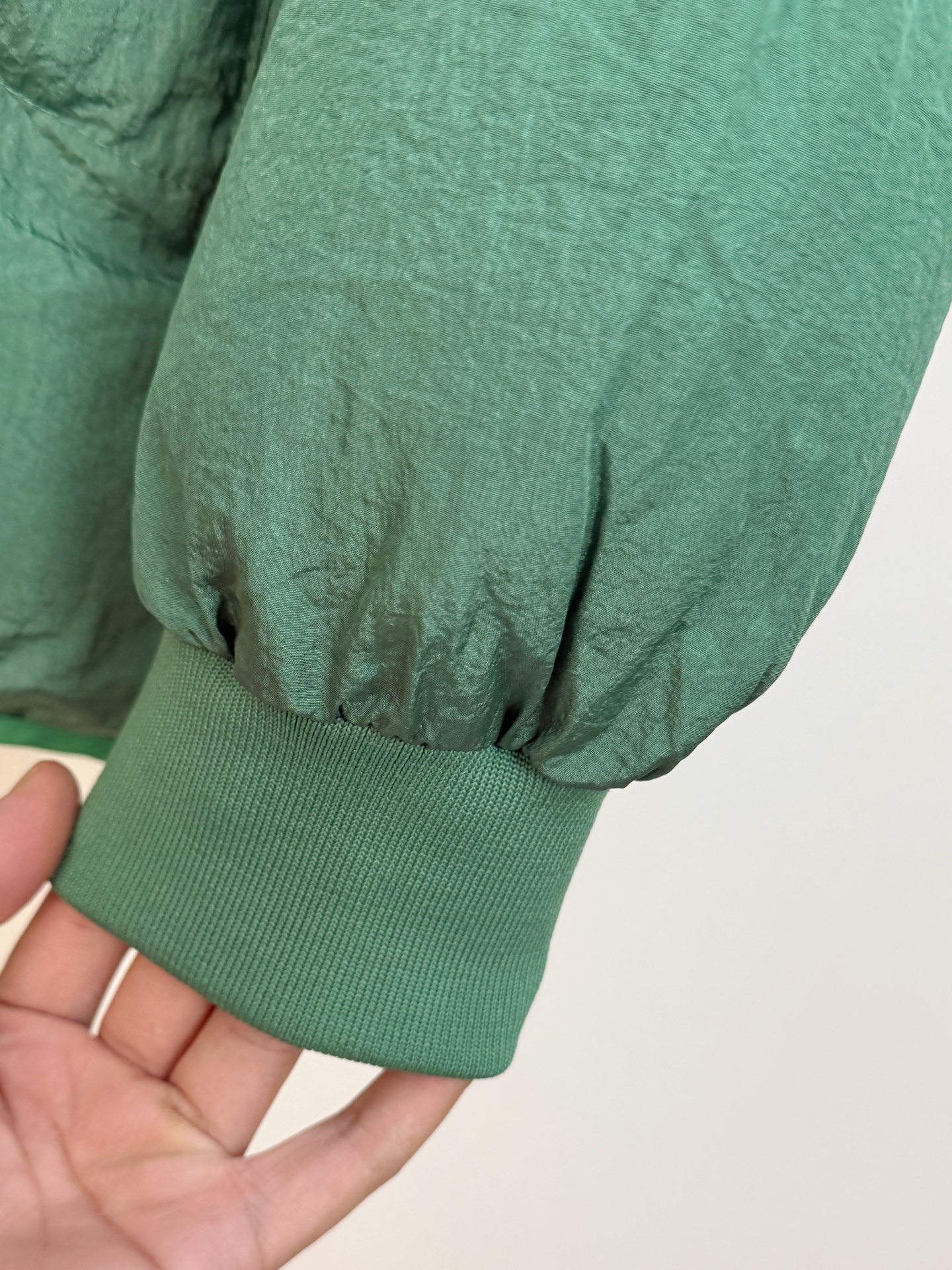 P石头棉服25ss早秋【新品】秋冬专柜新款休闲棉服外套！超前卫设计风格 细腻舒适 穿着非常轻便不易起皱。