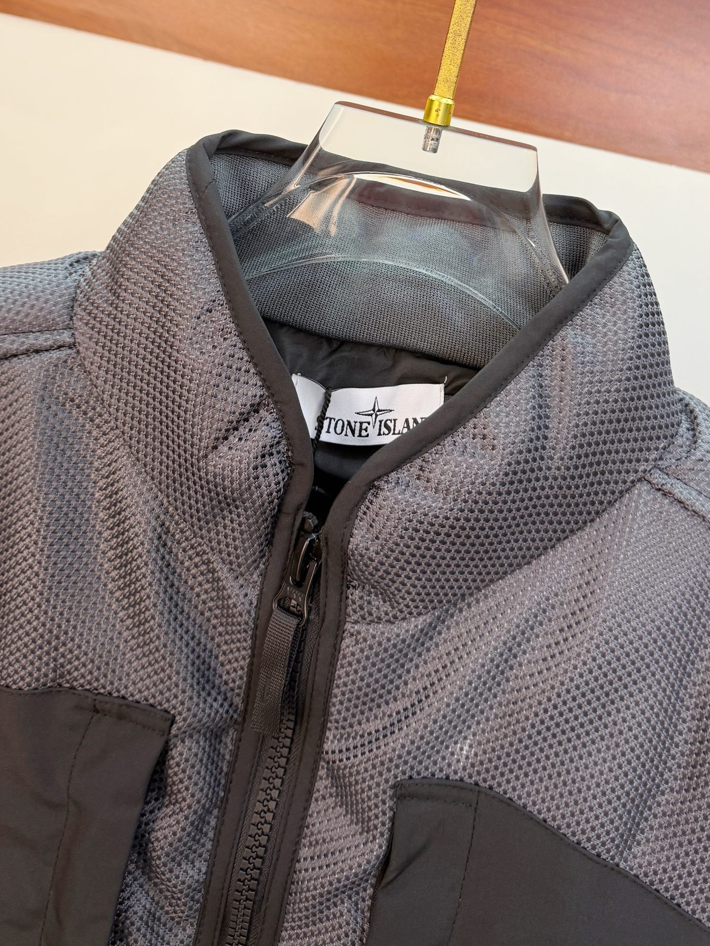 P石头棉服25ss早秋【新品】秋冬专柜新款休闲棉服外套！超前卫设计风格 细腻舒适 穿着非常轻便不易起皱。