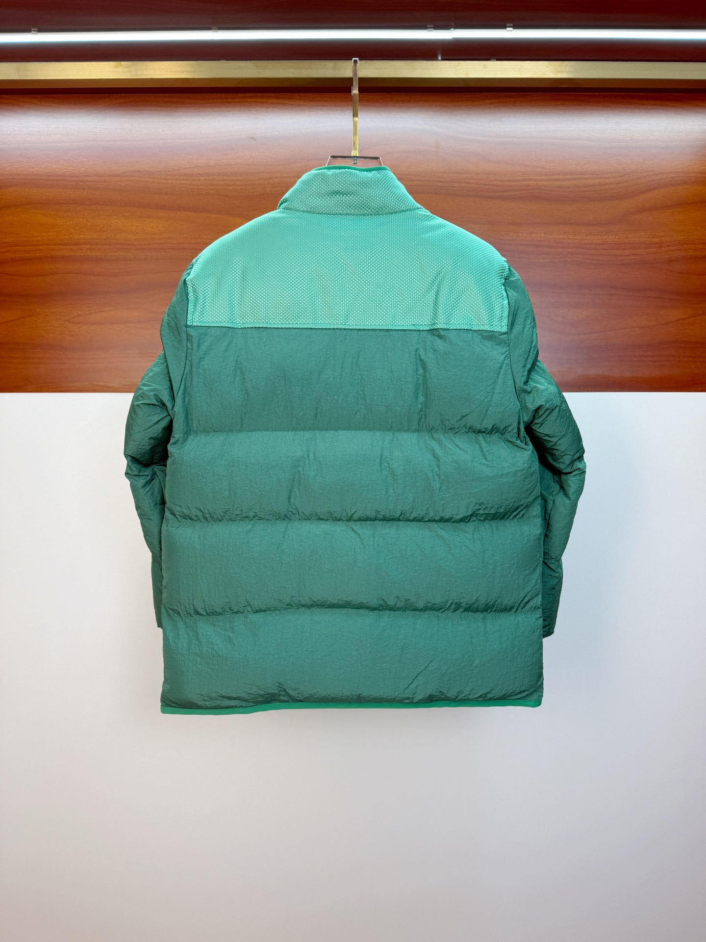 P石头棉服25ss早秋【新品】秋冬专柜新款休闲棉服外套！超前卫设计风格 细腻舒适 穿着非常轻便不易起皱。