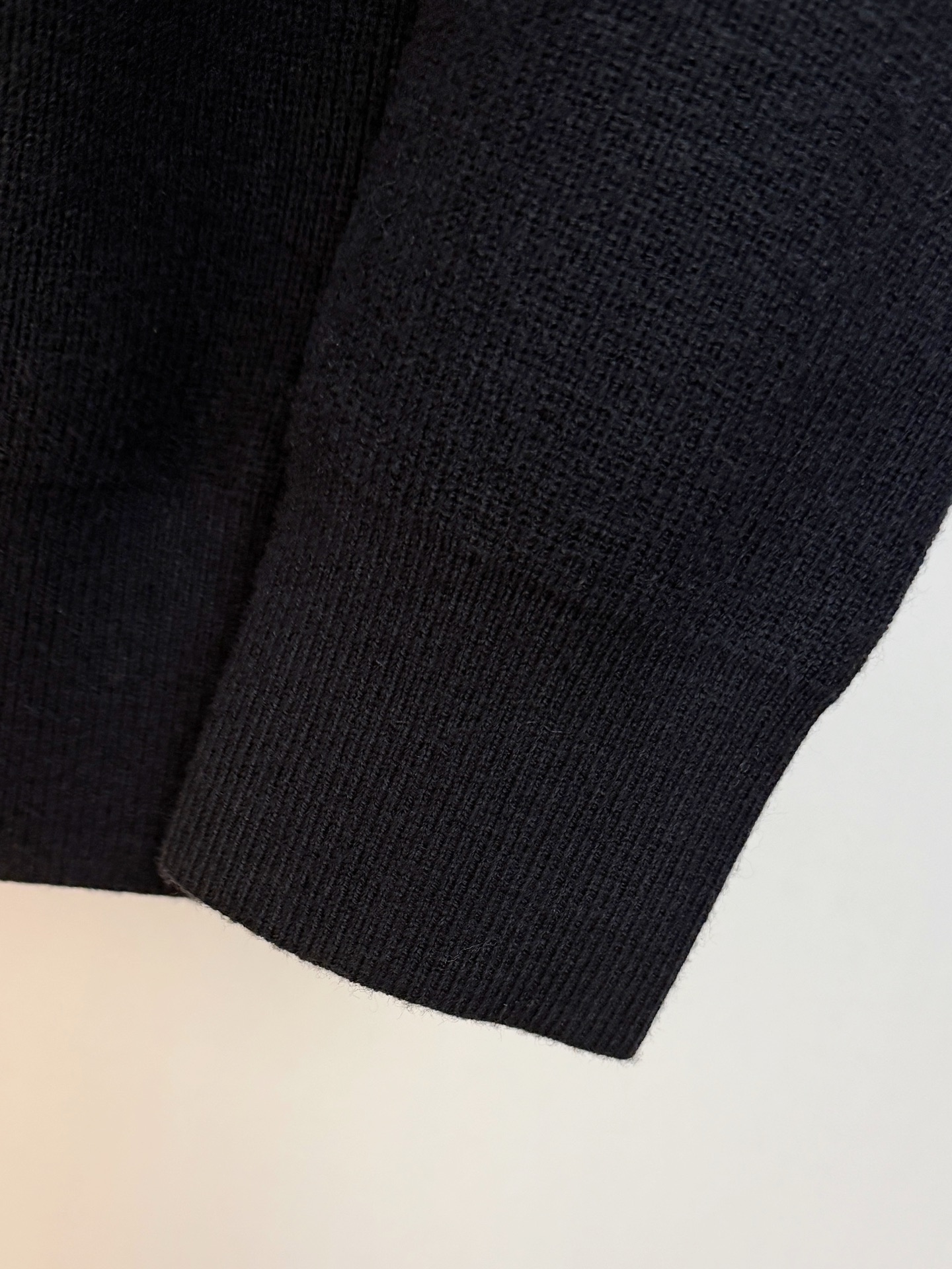 P迪奥2025【新品】秋冬新款针织羊毛开衫 高品质意大利进口羊毛混纺面料，高密度针织，时尚百搭毛衣，帅气