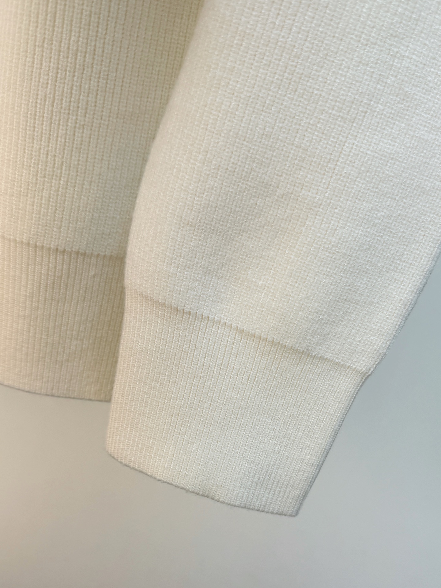 P迪奥2025【新品】秋冬新款针织羊毛开衫 高品质意大利进口羊毛混纺面料，高密度针织，时尚百搭毛衣，帅气