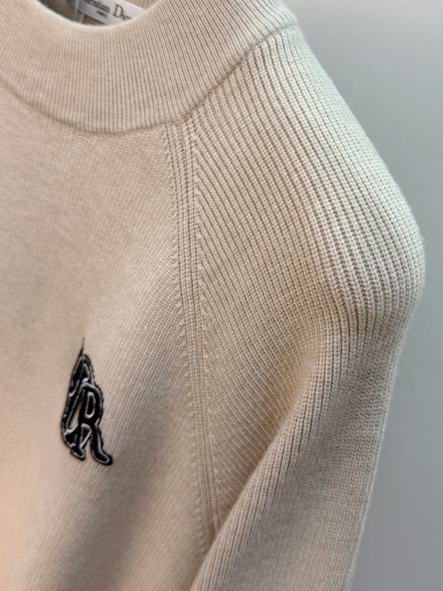 P迪奥2025【新品】秋冬新款针织羊毛开衫 高品质意大利进口羊毛混纺面料，高密度针织，时尚百搭毛衣，帅气