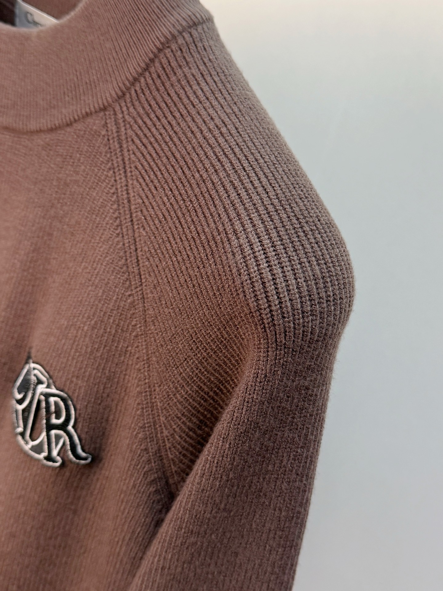 P迪奥2025【新品】秋冬新款针织羊毛开衫 高品质意大利进口羊毛混纺面料，高密度针织，时尚百搭毛衣，帅气