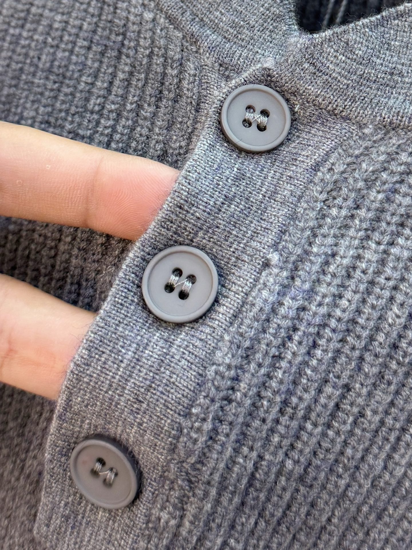 P迪奥2025【新品】秋冬新款针织羊毛开衫 高品质意大利进口羊毛混纺面料，高密度针织，时尚百搭毛衣，帅气