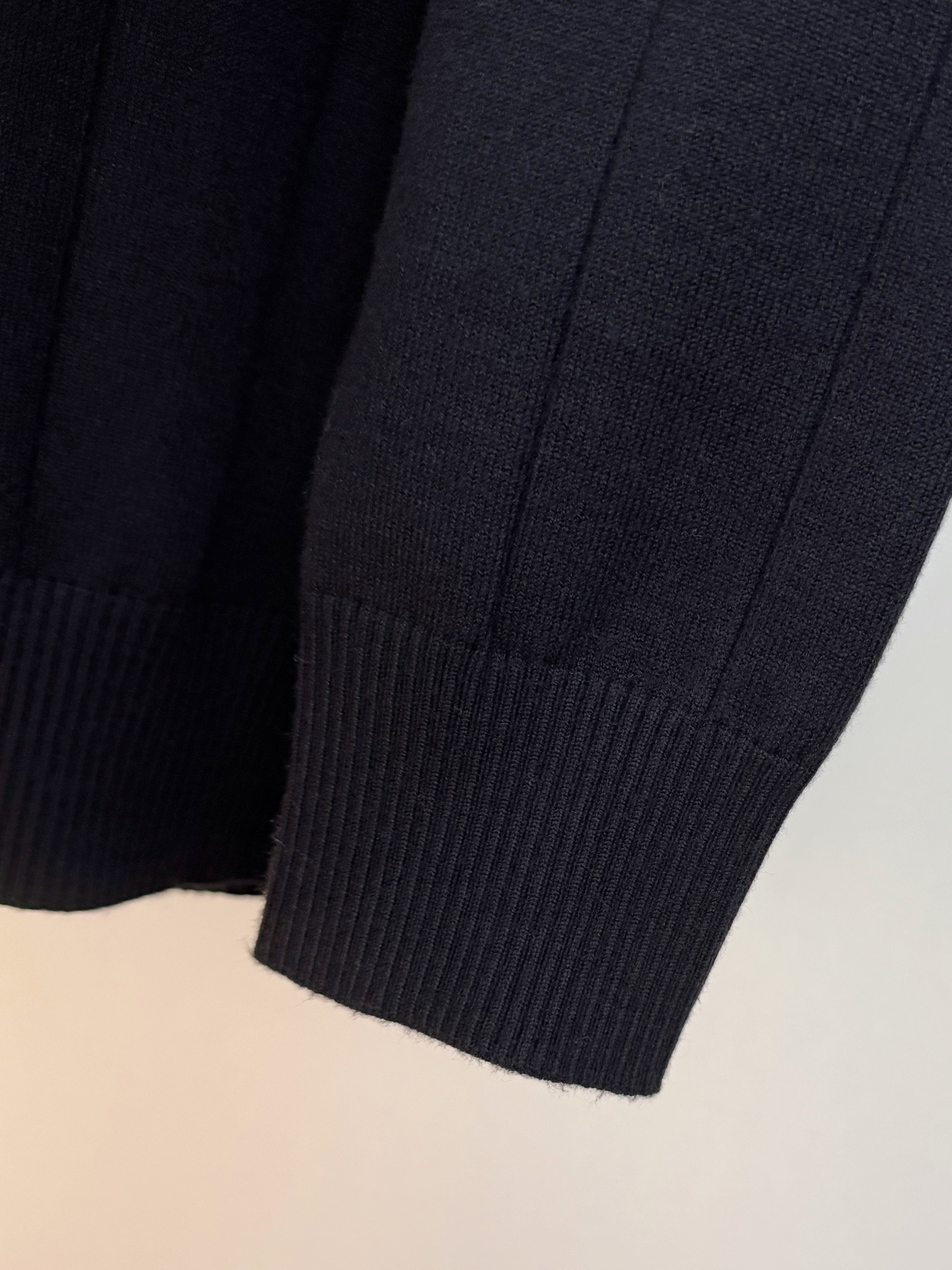 P普拉达2025【新品】秋冬新款针织羊毛开衫 高品质意大利进口羊毛混纺面料，高密度针织，时尚百搭毛衣，帅