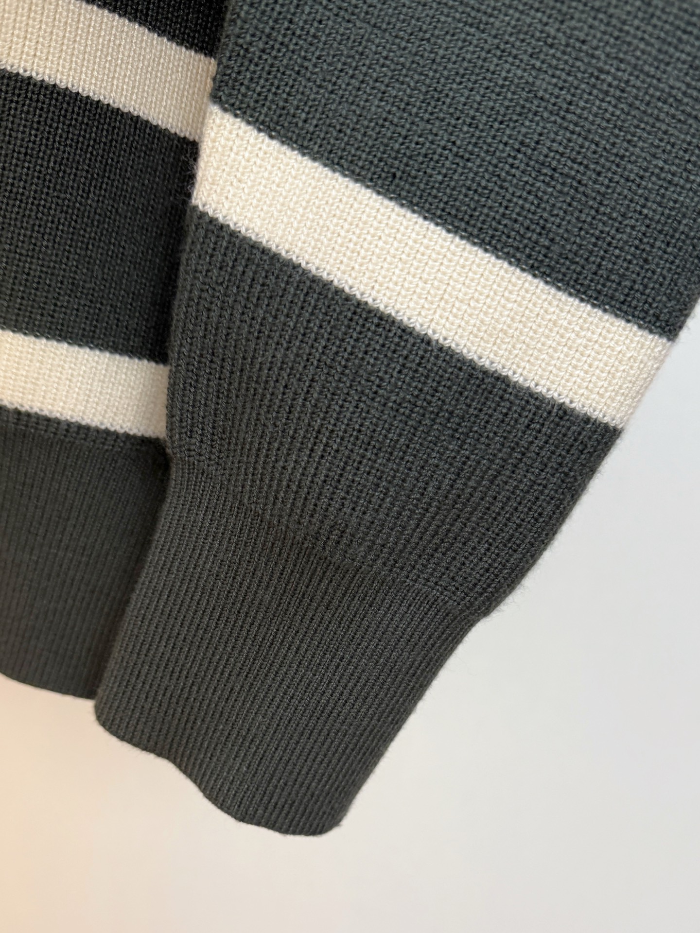 P古驰2025【新品】秋冬新款针织羊毛开衫 高品质意大利进口羊毛混纺面料，高密度针织，时尚百搭毛衣，帅气