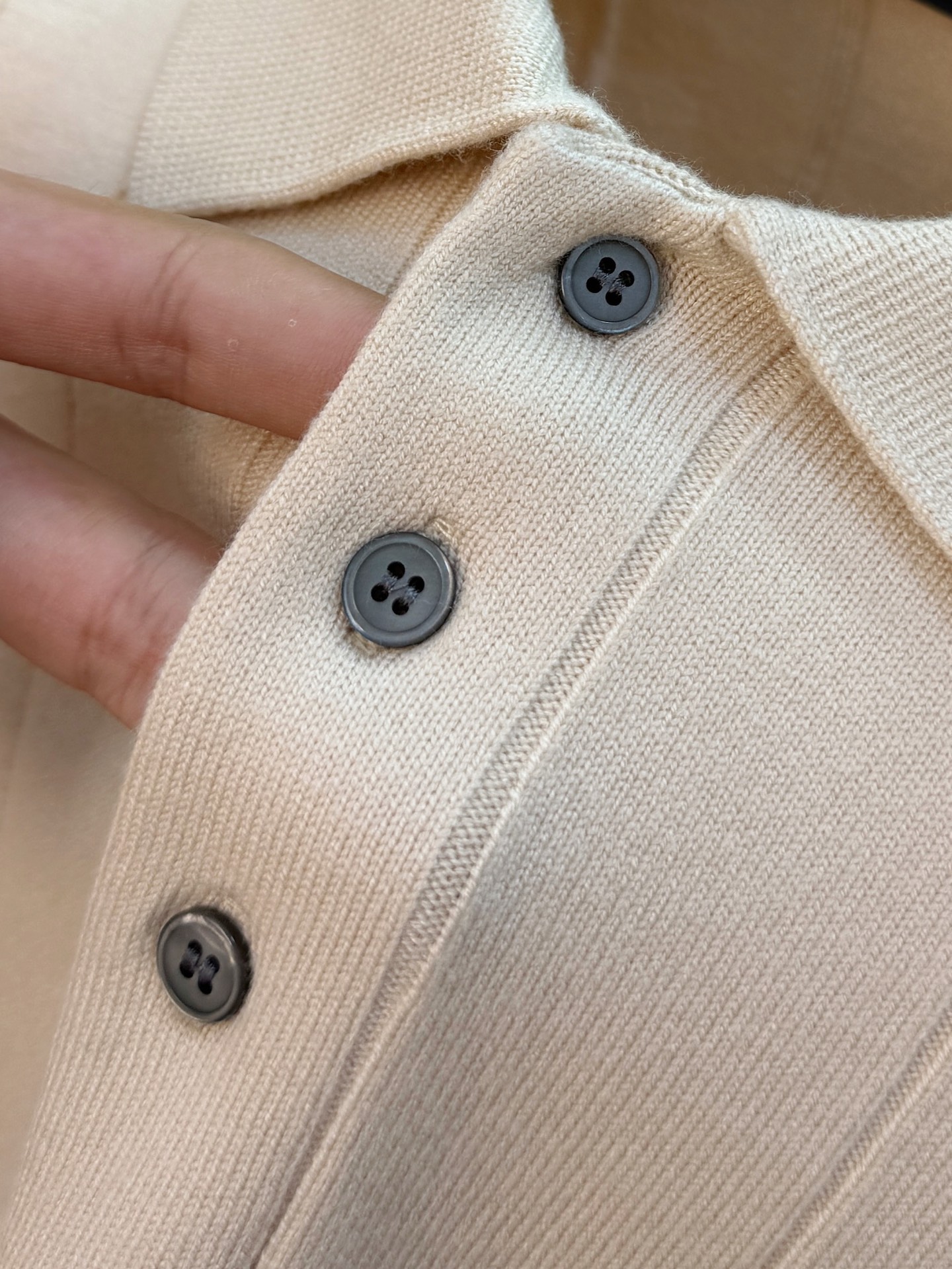 P普拉达2025【新品】秋冬新款针织羊毛开衫 高品质意大利进口羊毛混纺面料，高密度针织，时尚百搭毛衣，帅