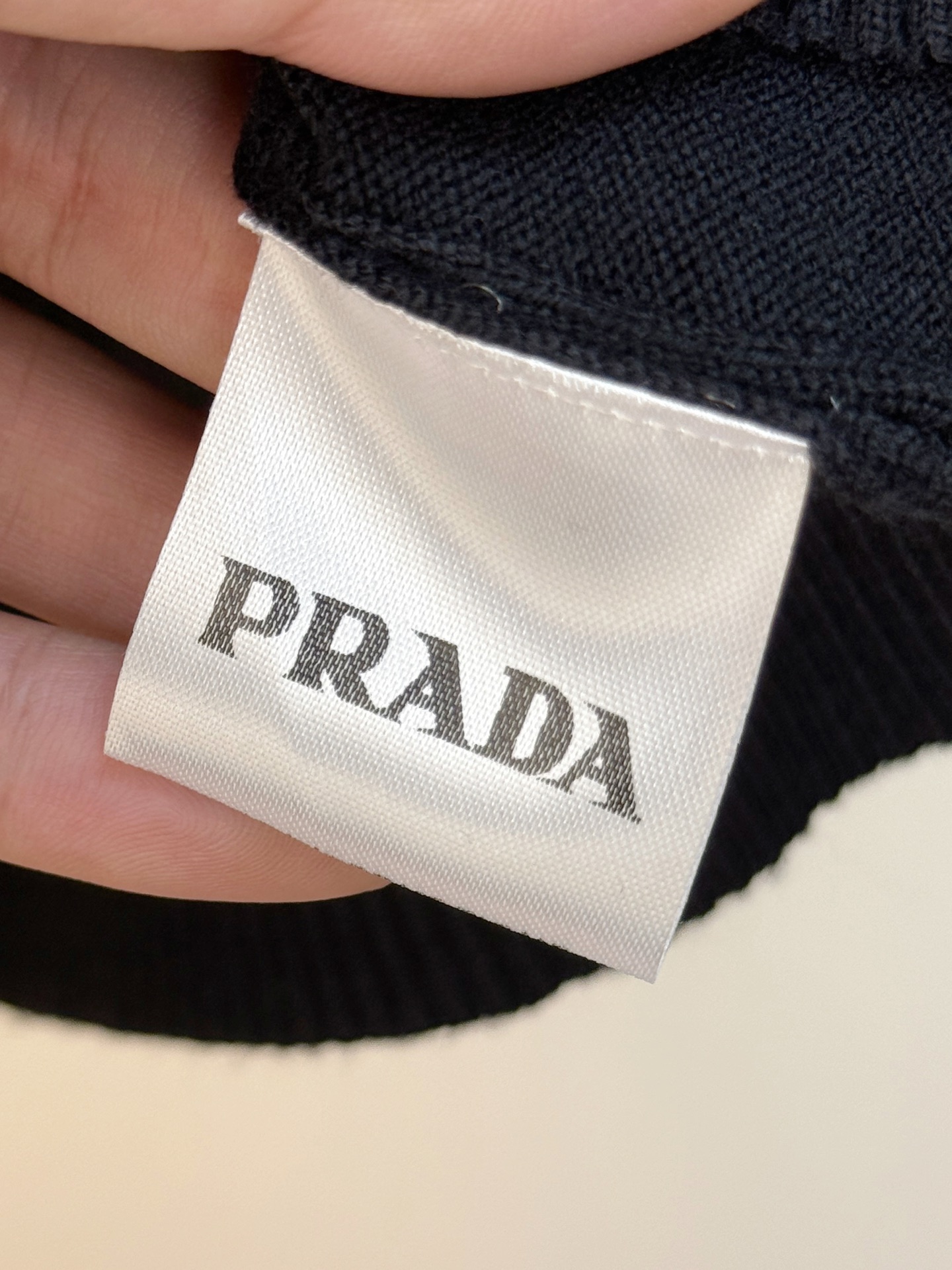 P普拉达2025【新品】秋冬新款针织羊毛开衫 高品质意大利进口羊毛混纺面料，高密度针织，时尚百搭毛衣，帅