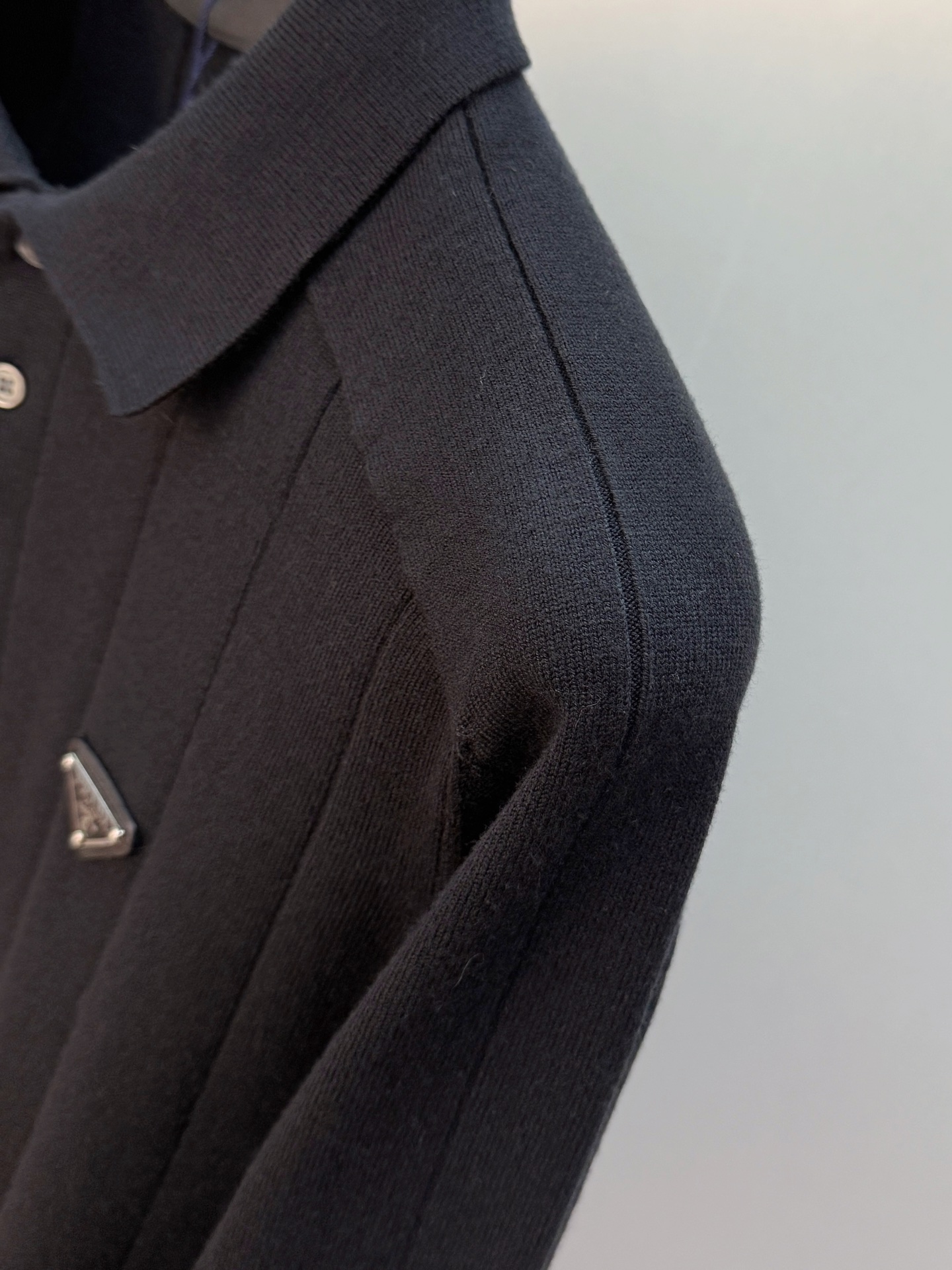 P普拉达2025【新品】秋冬新款针织羊毛开衫 高品质意大利进口羊毛混纺面料，高密度针织，时尚百搭毛衣，帅