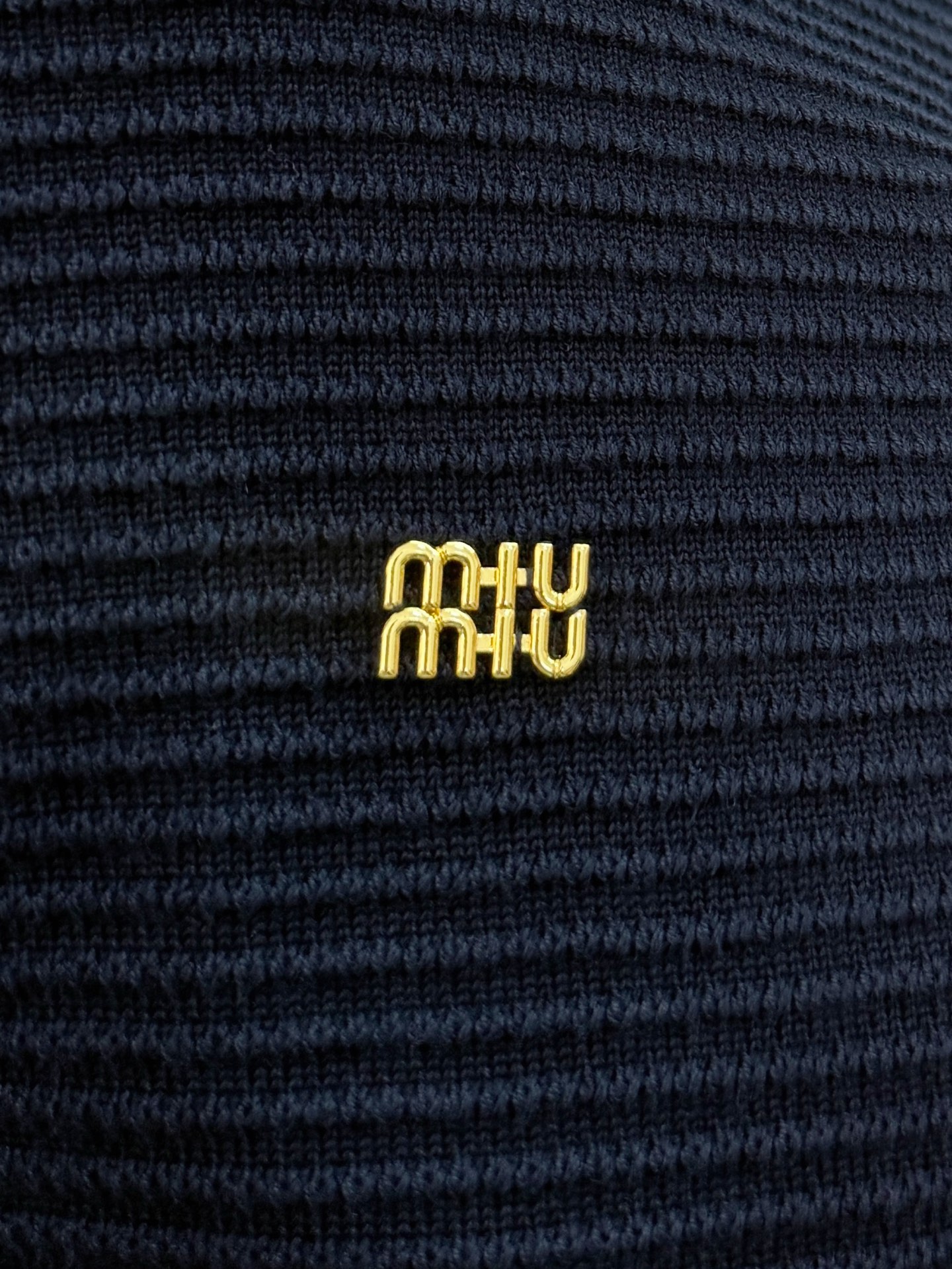 Pmiumiu2025【新品】秋冬新款针织羊毛开衫 高品质意大利进口羊毛混纺面料，高密度针织，时尚百搭毛