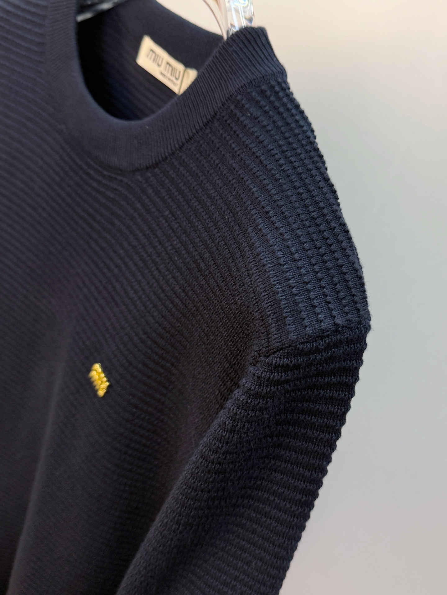 Pmiumiu2025【新品】秋冬新款针织羊毛开衫 高品质意大利进口羊毛混纺面料，高密度针织，时尚百搭毛