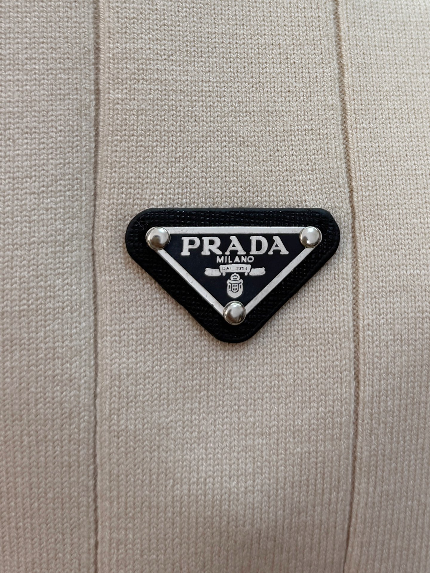 P普拉达2025【新品】秋冬新款针织羊毛开衫 高品质意大利进口羊毛混纺面料，高密度针织，时尚百搭毛衣，帅