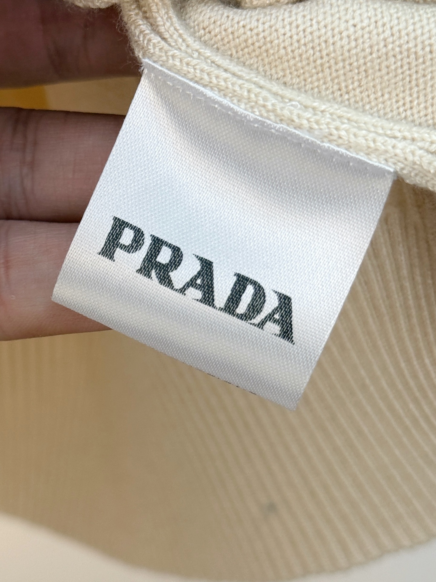 P普拉达2025【新品】秋冬新款针织羊毛开衫 高品质意大利进口羊毛混纺面料，高密度针织，时尚百搭毛衣，帅