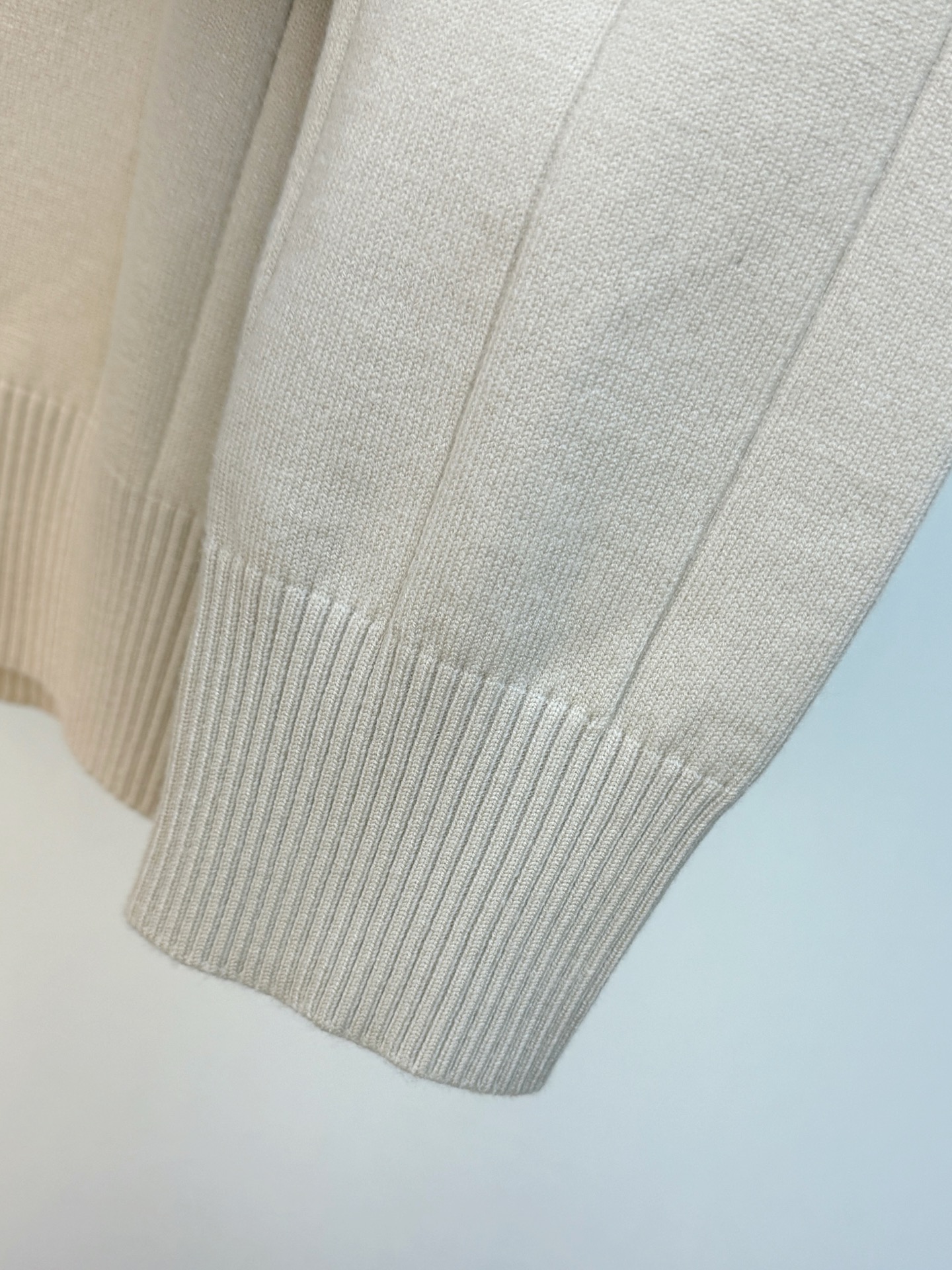 P普拉达2025【新品】秋冬新款针织羊毛开衫 高品质意大利进口羊毛混纺面料，高密度针织，时尚百搭毛衣，帅