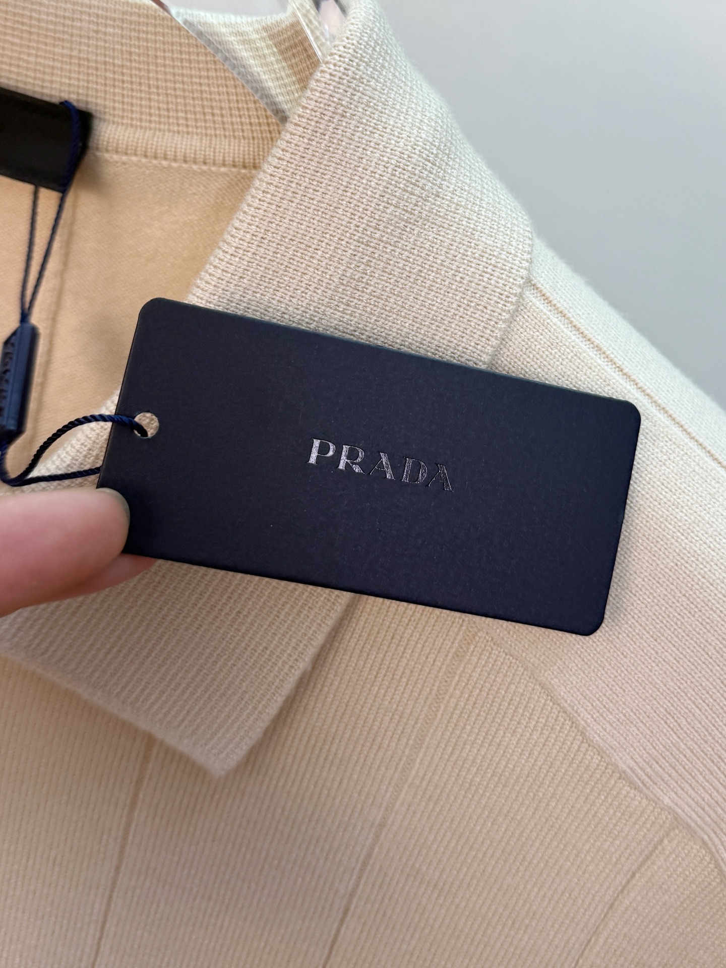 P普拉达2025【新品】秋冬新款针织羊毛开衫 高品质意大利进口羊毛混纺面料，高密度针织，时尚百搭毛衣，帅