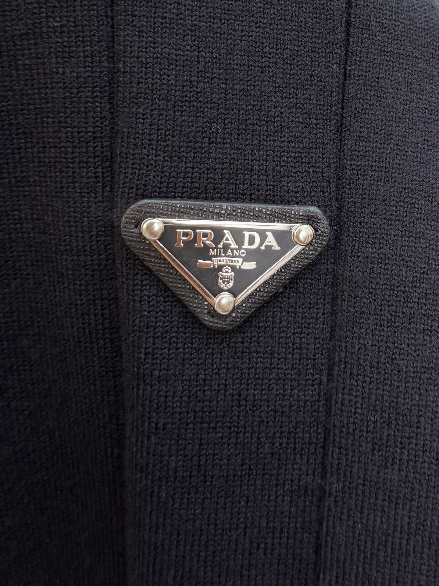 P普拉达2025【新品】秋冬新款针织羊毛开衫 高品质意大利进口羊毛混纺面料，高密度针织，时尚百搭毛衣，帅