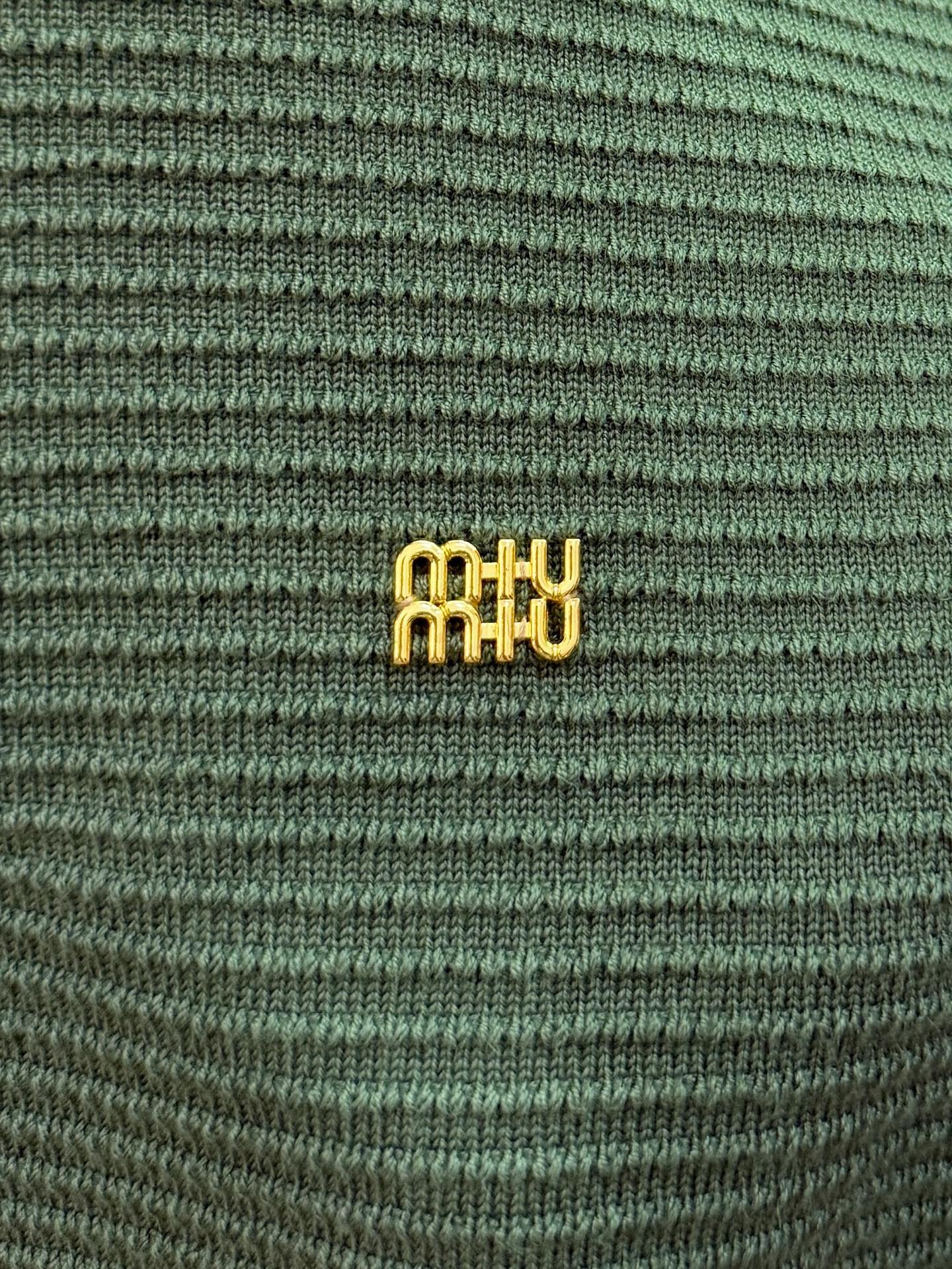 Pmiumiu2025【新品】秋冬新款针织羊毛开衫 高品质意大利进口羊毛混纺面料，高密度针织，时尚百搭毛