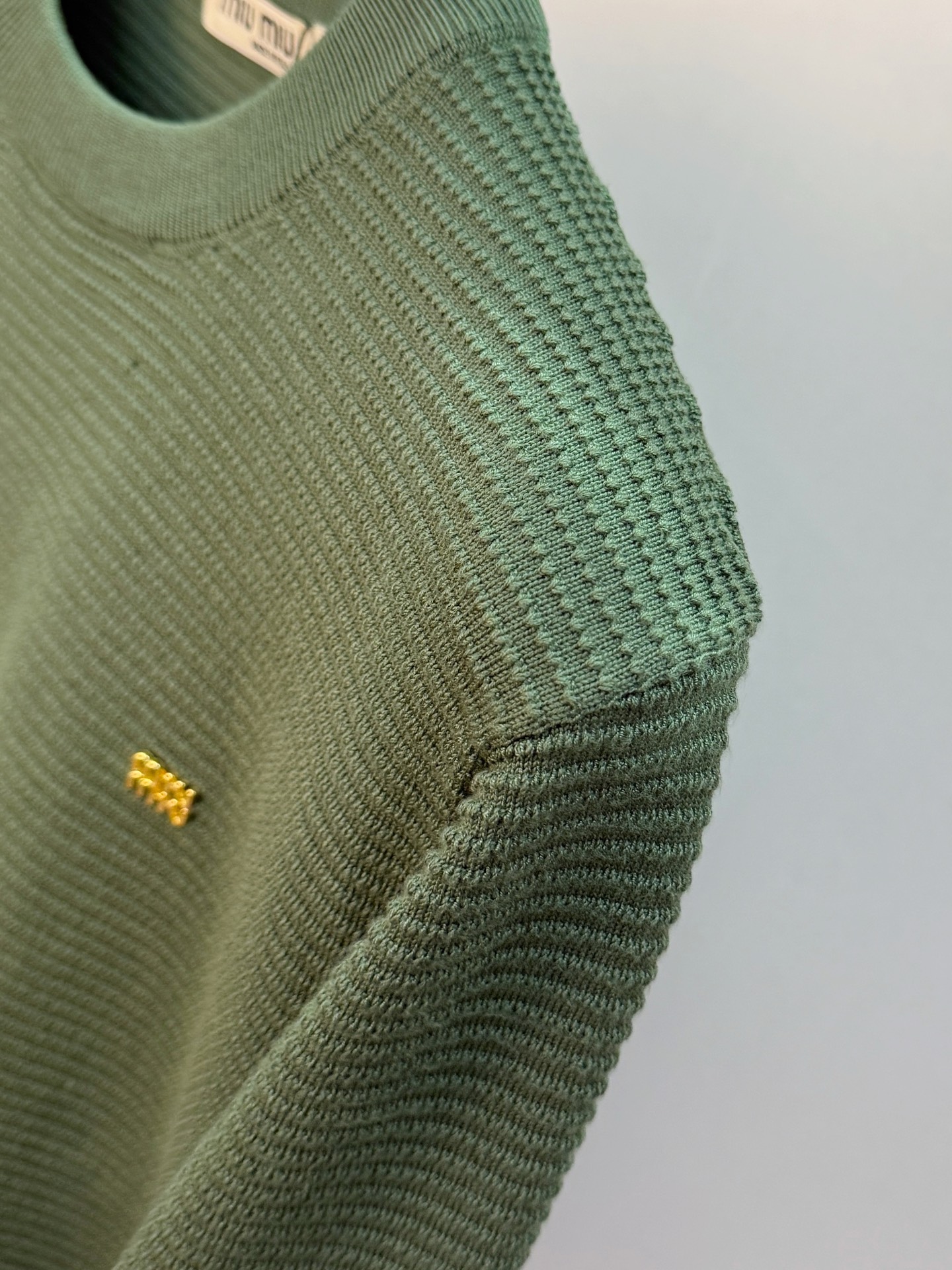 Pmiumiu2025【新品】秋冬新款针织羊毛开衫 高品质意大利进口羊毛混纺面料，高密度针织，时尚百搭毛