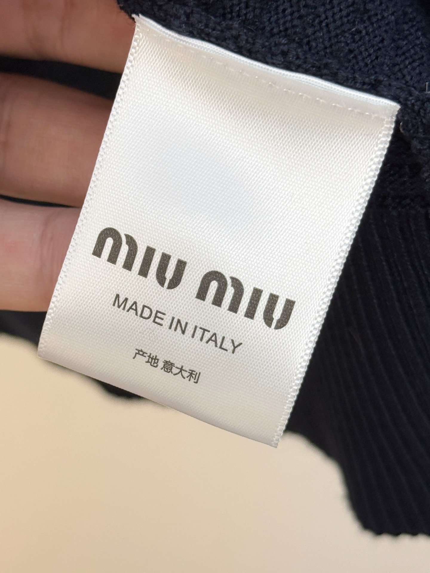 Pmiumiu2025【新品】秋冬新款针织羊毛开衫 高品质意大利进口羊毛混纺面料，高密度针织，时尚百搭毛