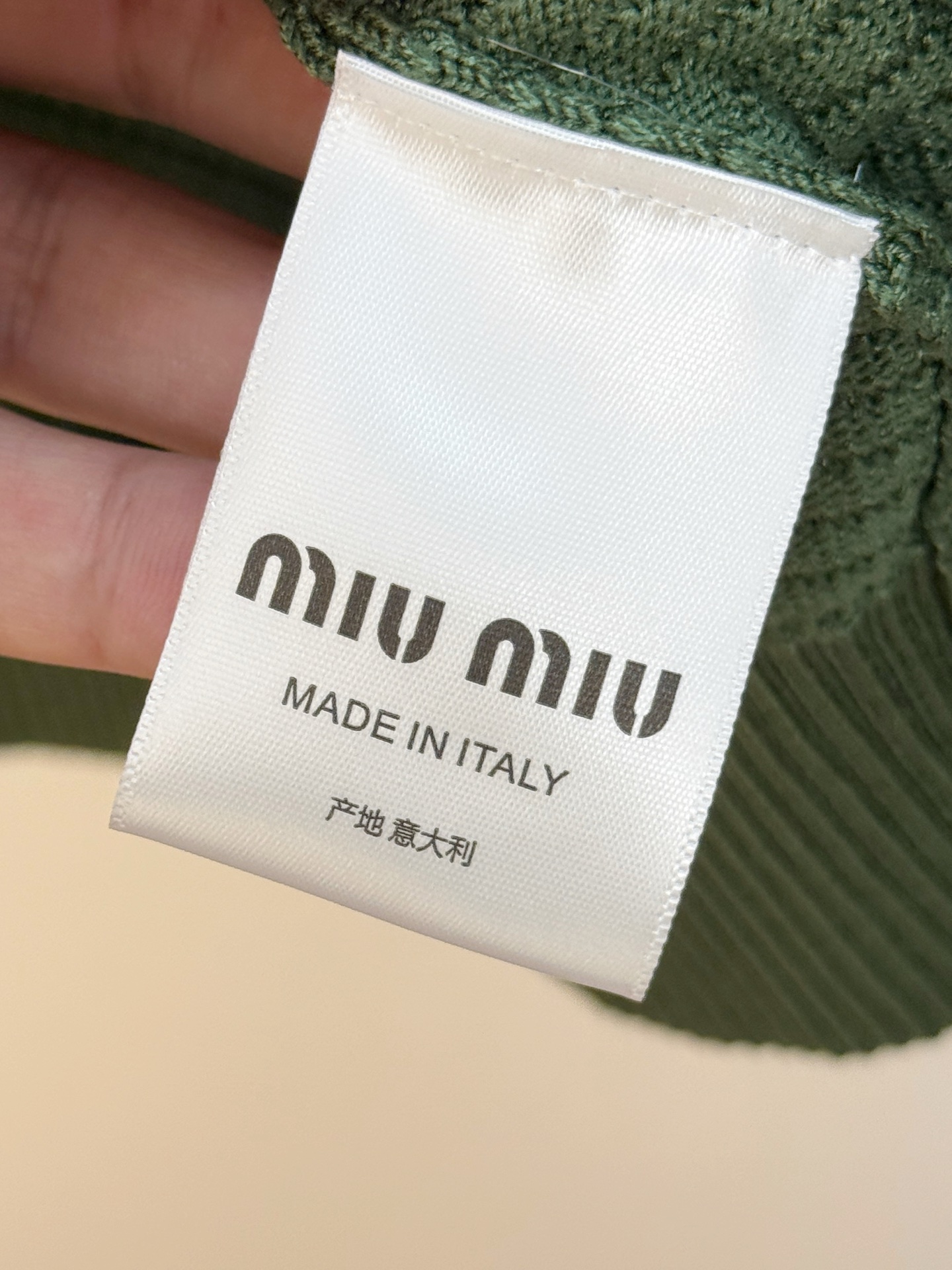 Pmiumiu2025【新品】秋冬新款针织羊毛开衫 高品质意大利进口羊毛混纺面料，高密度针织，时尚百搭毛