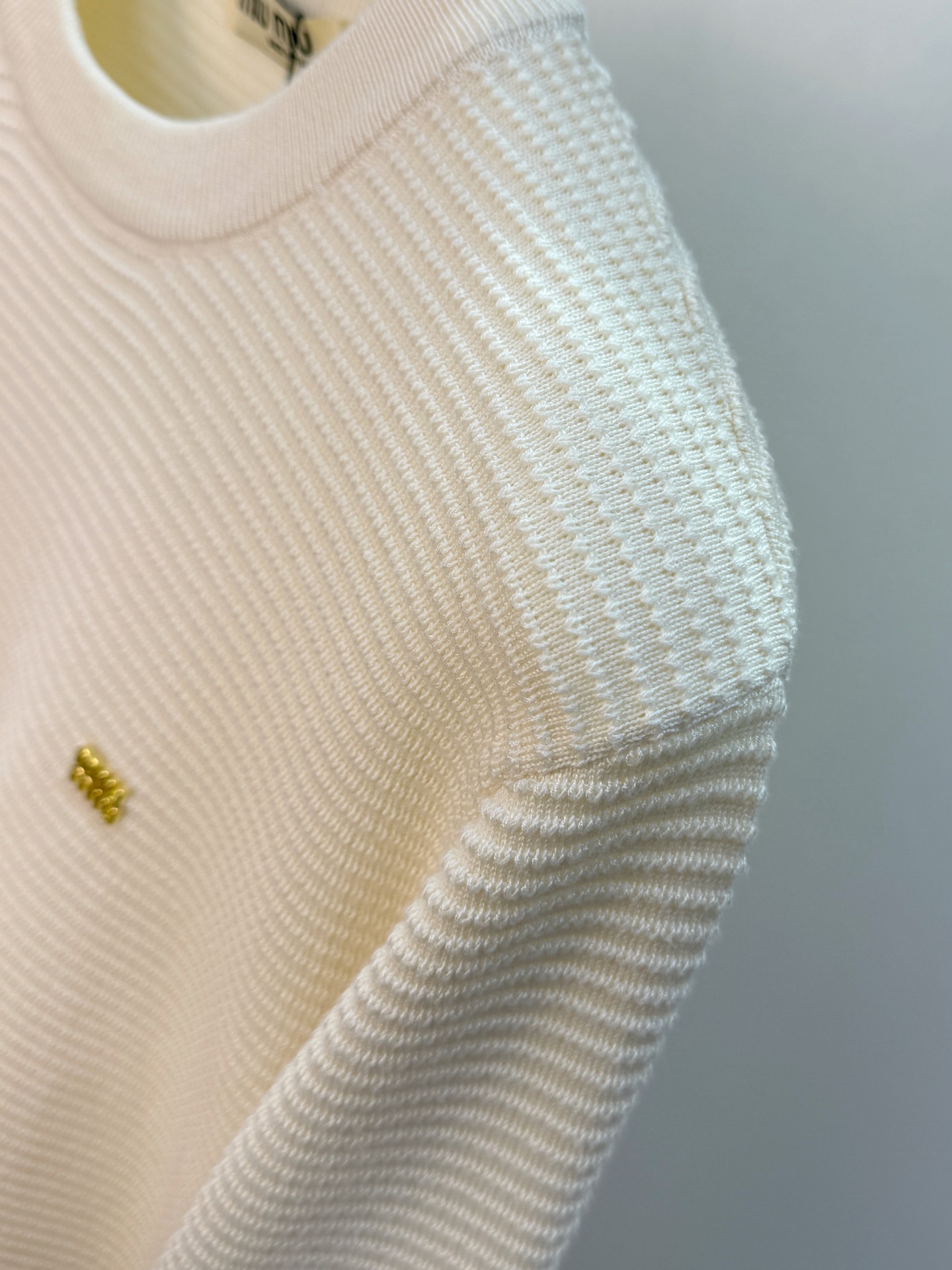 Pmiumiu2025【新品】秋冬新款针织羊毛开衫 高品质意大利进口羊毛混纺面料，高密度针织，时尚百搭毛