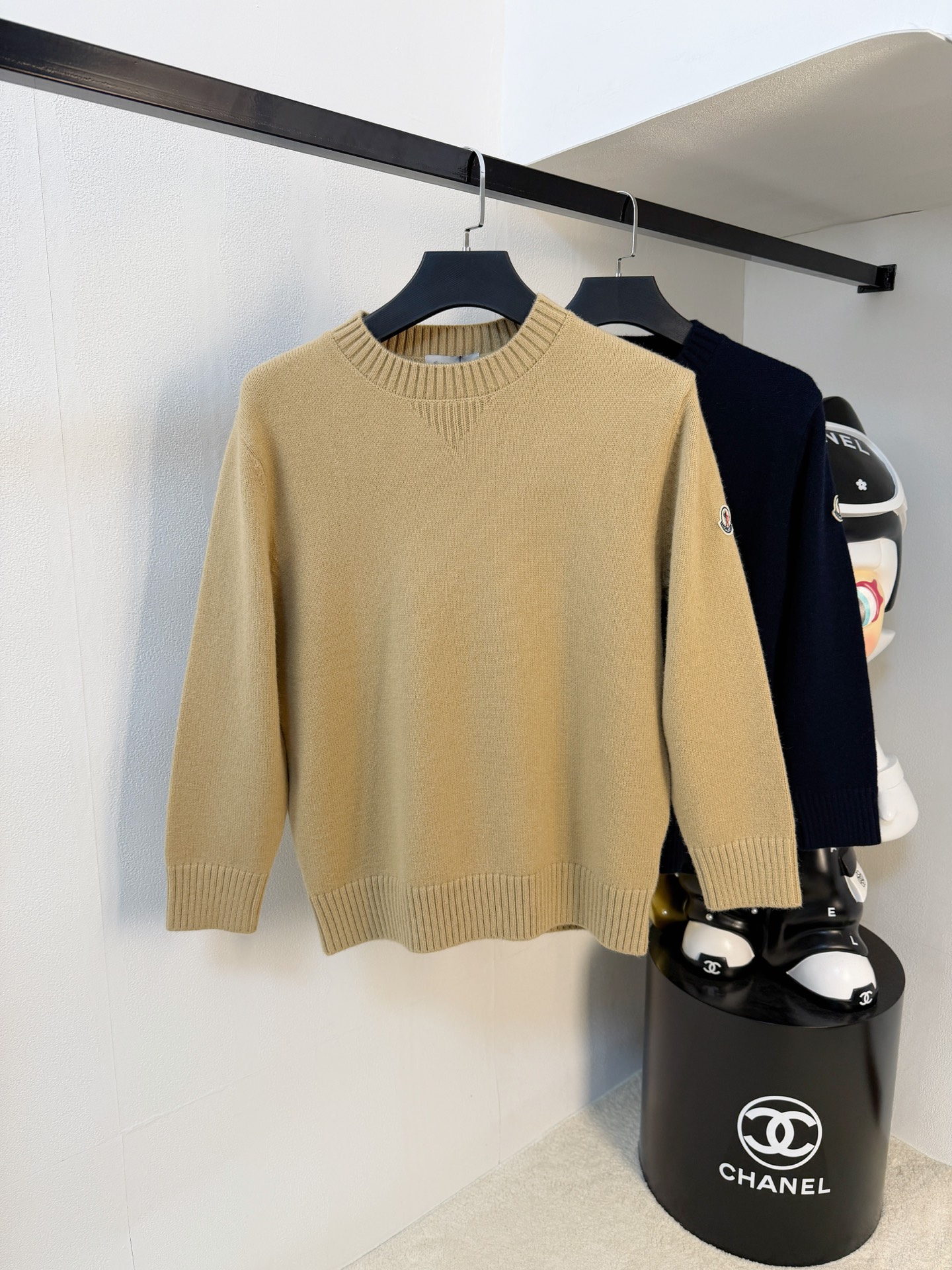 NO:598558,Mengkou 2025 [New Product] New Knitted Wool Cardigan for Autumn and Winter. High-quality wool blended fabric imported from Italy, high-density knitting, fashionable and versatile sweater, very handsome. Classic Logo jacquard style. Durable and not easy to deform. It can be easily held in various styles. It is a classic fashion model that is sought after every year. Complete with three standards. High-quality large goods. Size M-3XL, Moncler, Sweaters, Alexander Wang19860909蒙口2025【新品】秋冬新款针织羊毛开衫 高品质意大利进口羊毛混纺面料,高密度针织,时尚百搭毛衣,帅气十足.经典Logo提花款.耐穿不易变形,版型,各种风格都能轻松Hold住,年年被追捧的经典时尚款 三标齐全 高品质大货 码数M-3XL,,Moncler,sweaters,alexander wang,Men's clothing