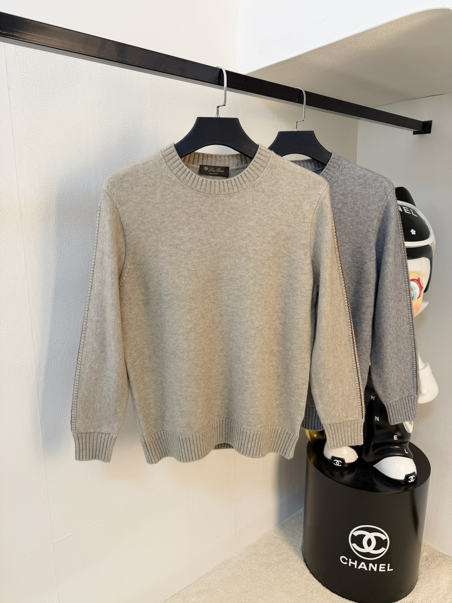 NO:598561,LP [New Product] New knitted wool cardigan for autumn and winter. High-quality Italian imported wool blend fabric, high-density knitting, fashionable and versatile sweater, very handsome. Classic Logo jacquard style. Durable and not easy to deform, version, can be easily held in various styles, classic fashion model that is sought after every year. Complete with three labels, high-quality large goods, size M-3XL, loro piana, sweaters, alexander wang19860909LP【新品】秋冬新款针织羊毛开衫 高品质意大利进口羊毛混纺面料,高密度针织,时尚百搭毛衣,帅气十足.经典Logo提花款.耐穿不易变形,版型,各种风格都能轻松Hold住,年年被追捧的经典时尚款 三标齐全 高品质大货 码数M-3XL,,loro piana,sweaters,alexander wang,Men's clothing