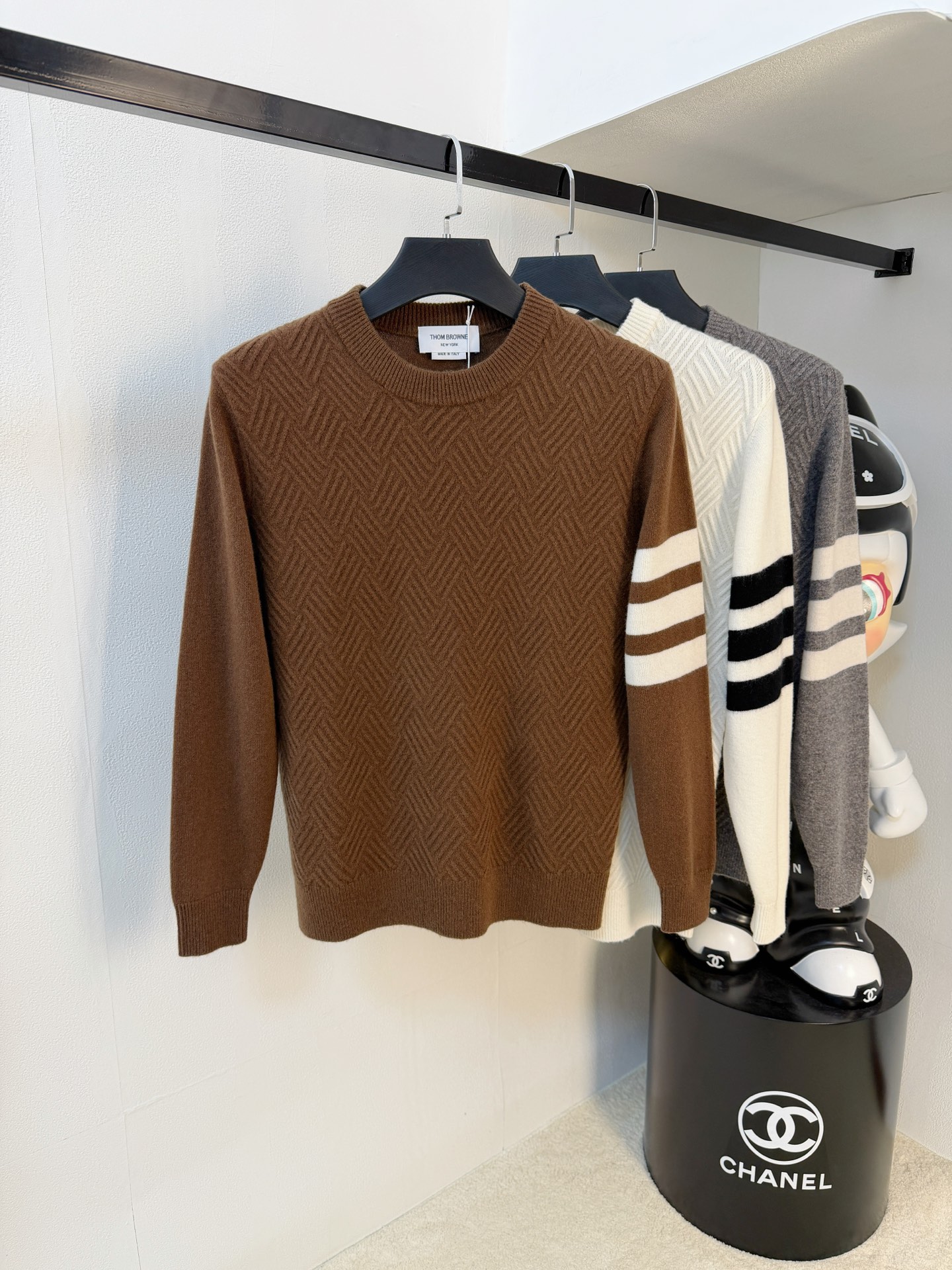 NO:598555,TB Pure Wool 2025 [New Product] New Knitted Wool Cardigan for Autumn and Winter. High-quality wool blended fabric imported from Italy, high-density knitting, fashionable and versatile sweater, very handsome. Classic Logo jacquard style. Durable and not easy to deform, and can be easily held in various styles. It is a classic fashion model that is sought after every year. Complete with three standards. High-quality bulk goods. Size M-3XL, sweaters, alexander wang19860909TB 纯羊毛2025【新品】秋冬新款针织羊毛开衫 高品质意大利进口羊毛混纺面料,高密度针织,时尚百搭毛衣,帅气十足.经典Logo提花款.耐穿不易变形,版型,各种风格都能轻松Hold住,年年被追捧的经典时尚款 三标齐全 高品质大货 码数M-3XL,,sweaters,alexander wang,Men's clothing