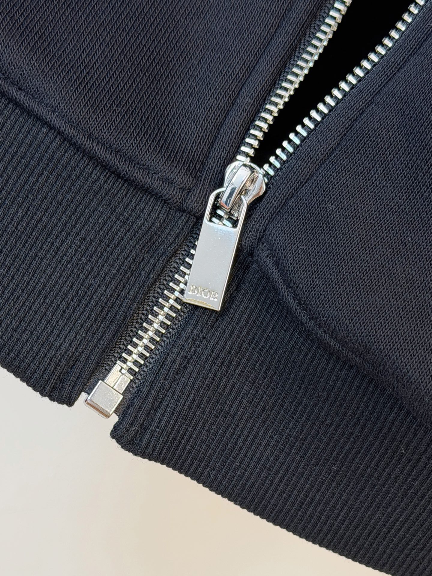 P迪奥2025秋冬新款专柜同款休闲空气层面料套装，透气舒适休闲！高级感满满！细节精致高档，做工无可挑剔！