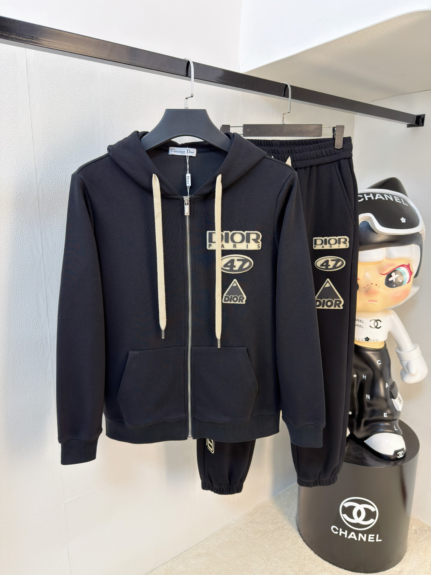 P迪奥2025秋冬新款专柜同款休闲空气层面料套装，透气舒适休闲！高级感满满！细节精致高档，做工无可挑剔！