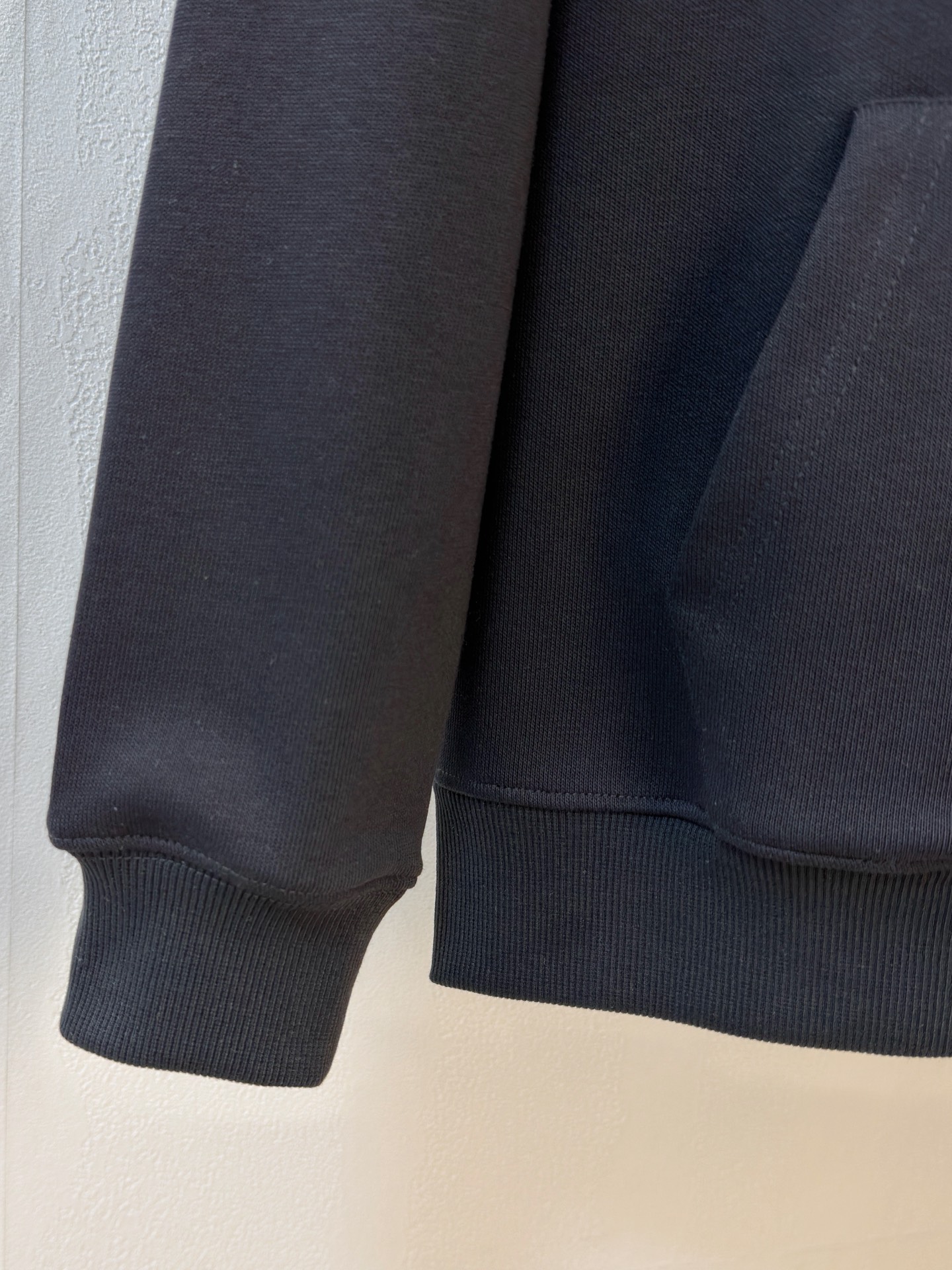 P迪奥2025秋冬新款专柜同款休闲空气层面料套装，透气舒适休闲！高级感满满！细节精致高档，做工无可挑剔！