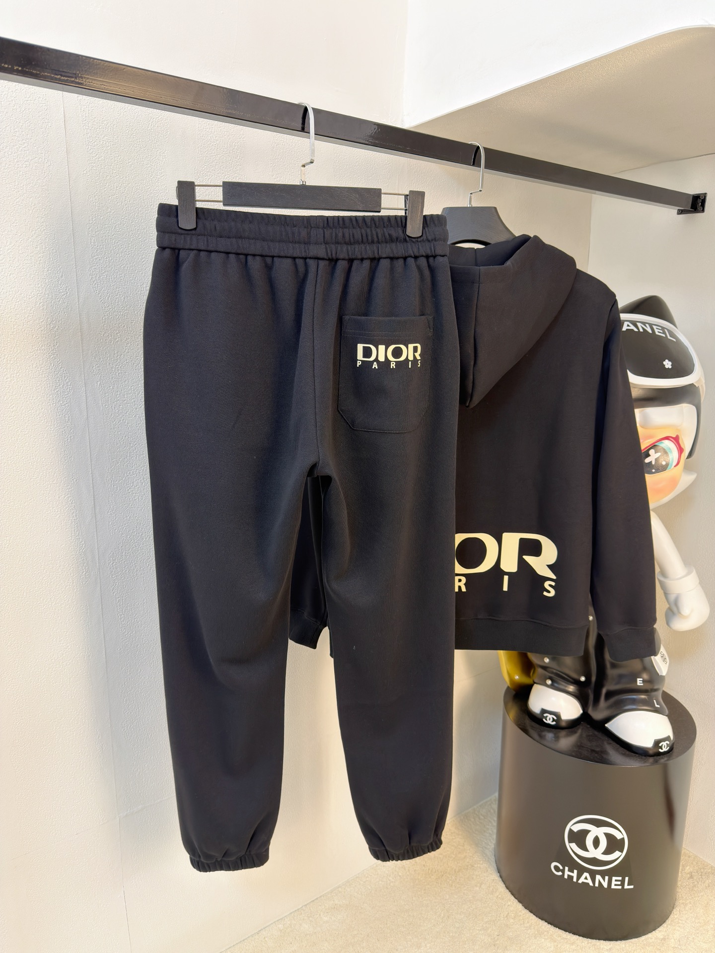 P迪奥2025秋冬新款专柜同款休闲空气层面料套装，透气舒适休闲！高级感满满！细节精致高档，做工无可挑剔！