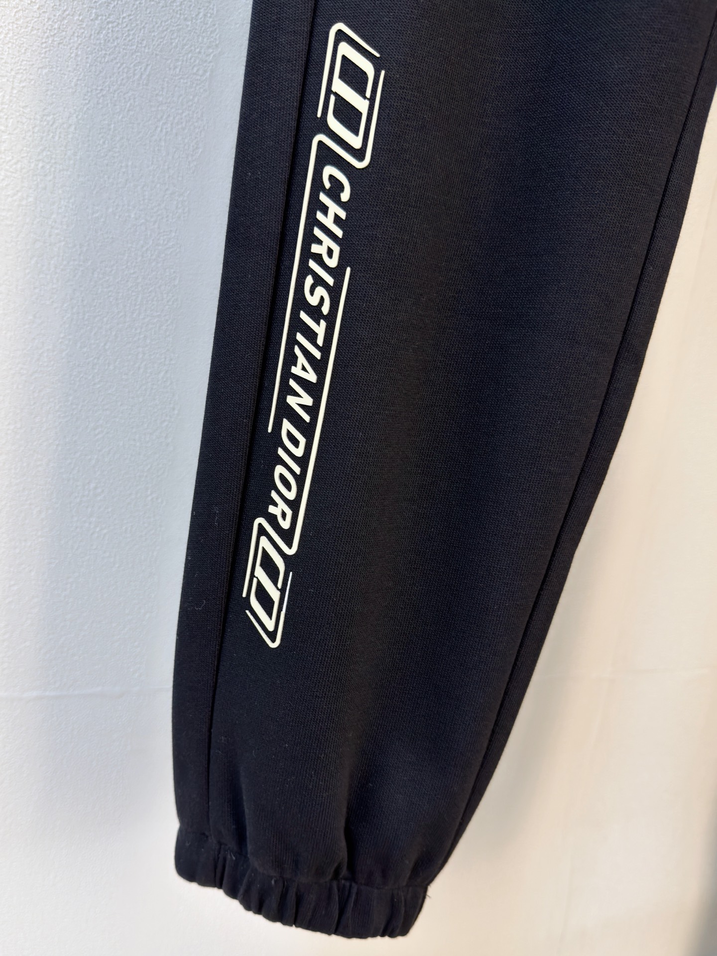 P迪奥2025秋冬新款专柜同款休闲空气层面料套装，透气舒适休闲！高级感满满！细节精致高档，做工无可挑剔！