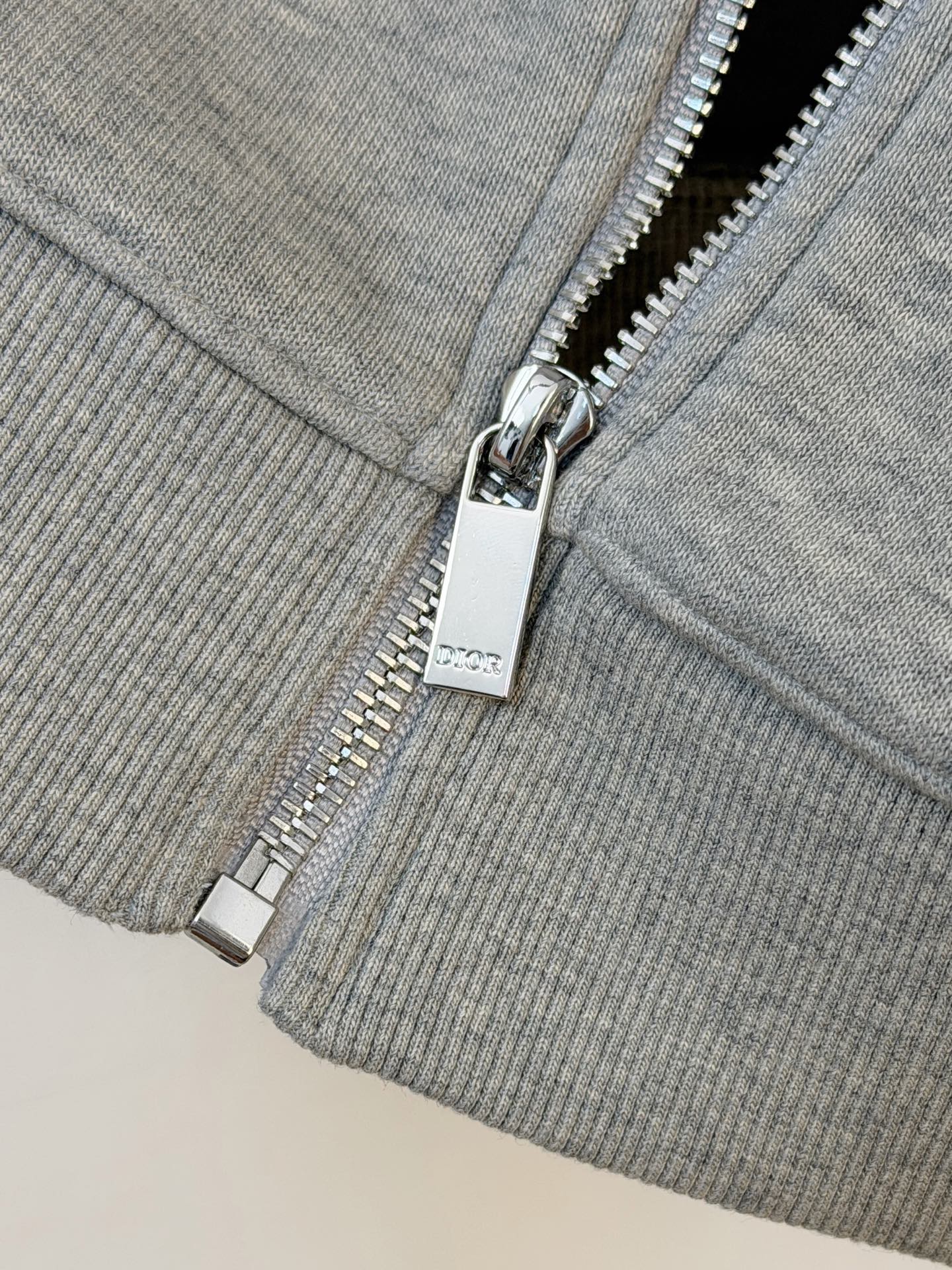 P迪奥2025秋冬新款专柜同款休闲空气层面料套装，透气舒适休闲！高级感满满！细节精致高档，做工无可挑剔！