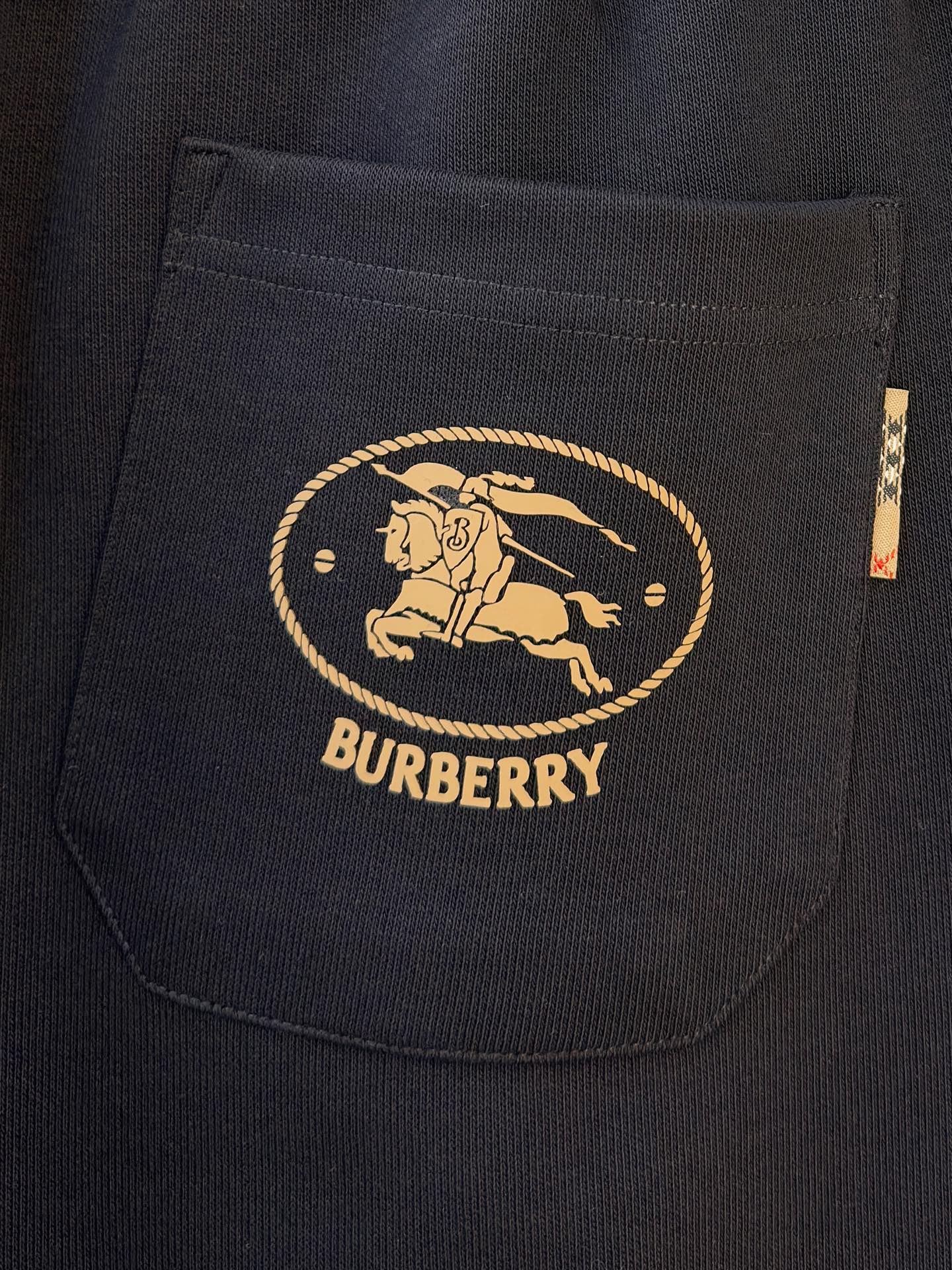 P巴宝莉2025秋冬新款专柜同款休闲空气层面料套装，透气舒适休闲！高级感满满！细节精致高档，做工无可挑剔