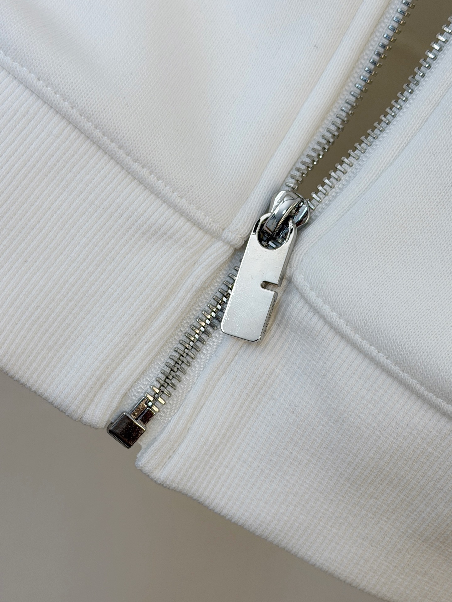 P巴宝莉2025秋冬新款专柜同款休闲空气层面料套装，透气舒适休闲！高级感满满！细节精致高档，做工无可挑剔